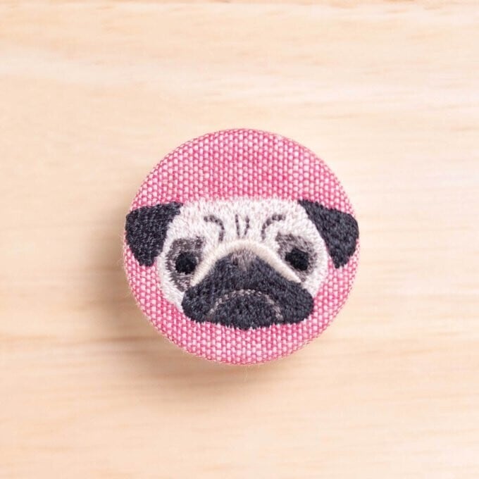 刺繍くるみブローチ(赤)パグ