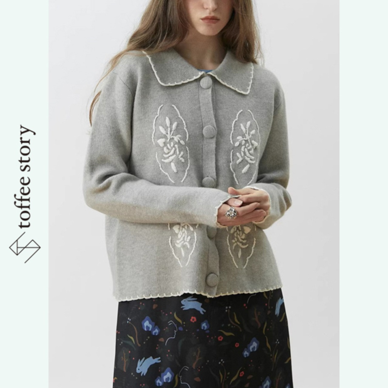 冬庭にそよぐ白影：刺繍ドールカーディガン《XU0261》