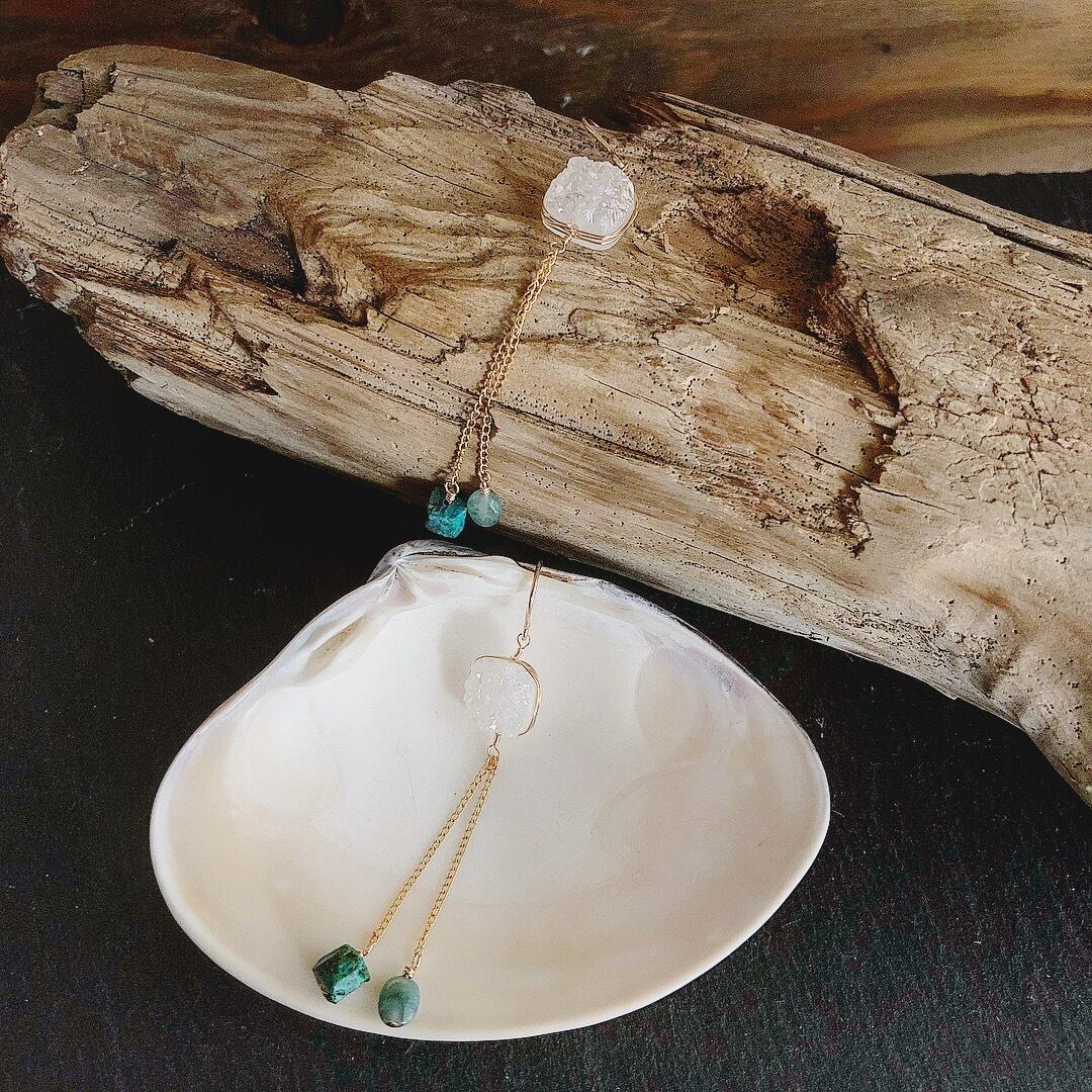 ドゥルージークォーツ×クリソコラ×エメラルドのチェーンピアス