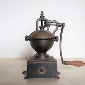 【コレクション 50】フランス・プジョー社 A2 大きなコーヒーミル