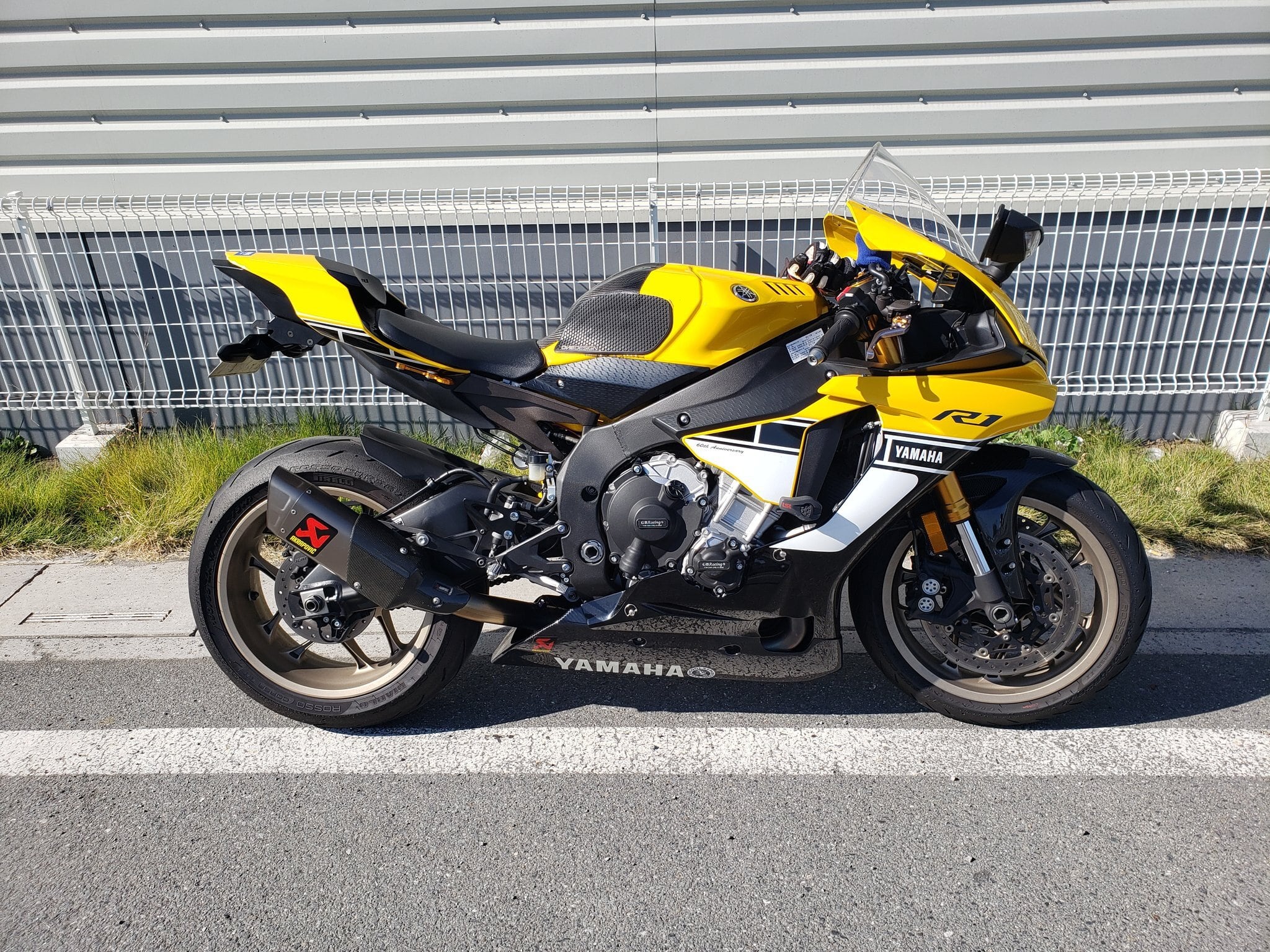 値下げ★YZF-R1 RN20 ドライカーボンタンクサイドカバー　アクラポビッチ