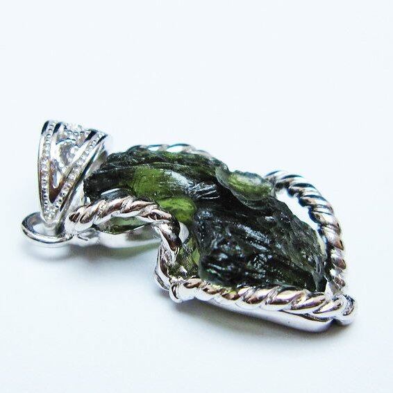 モルダバイト ペンダント モルダウ石 ペンダントトップ 原石 一点物 メール便可 [M便 1/20] 199-523