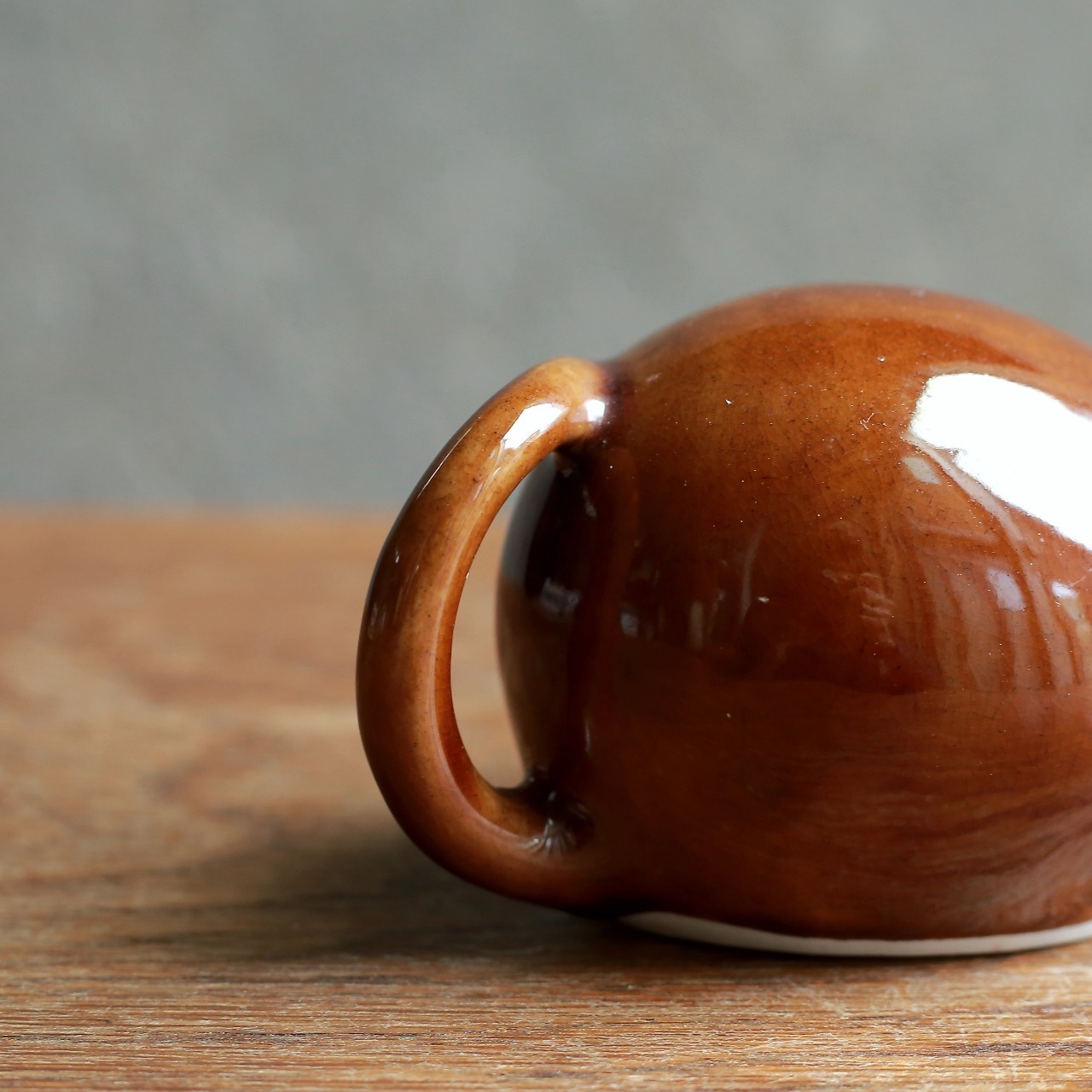 明日を見つめる、ころんとかわいい陶器のネズミ（親）