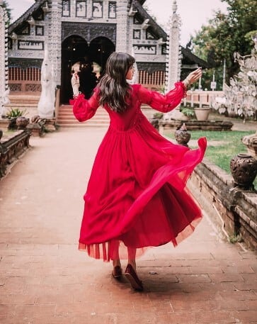 赤色 Vネック刺繍長袖ダンスドレスMサイズ【美品】