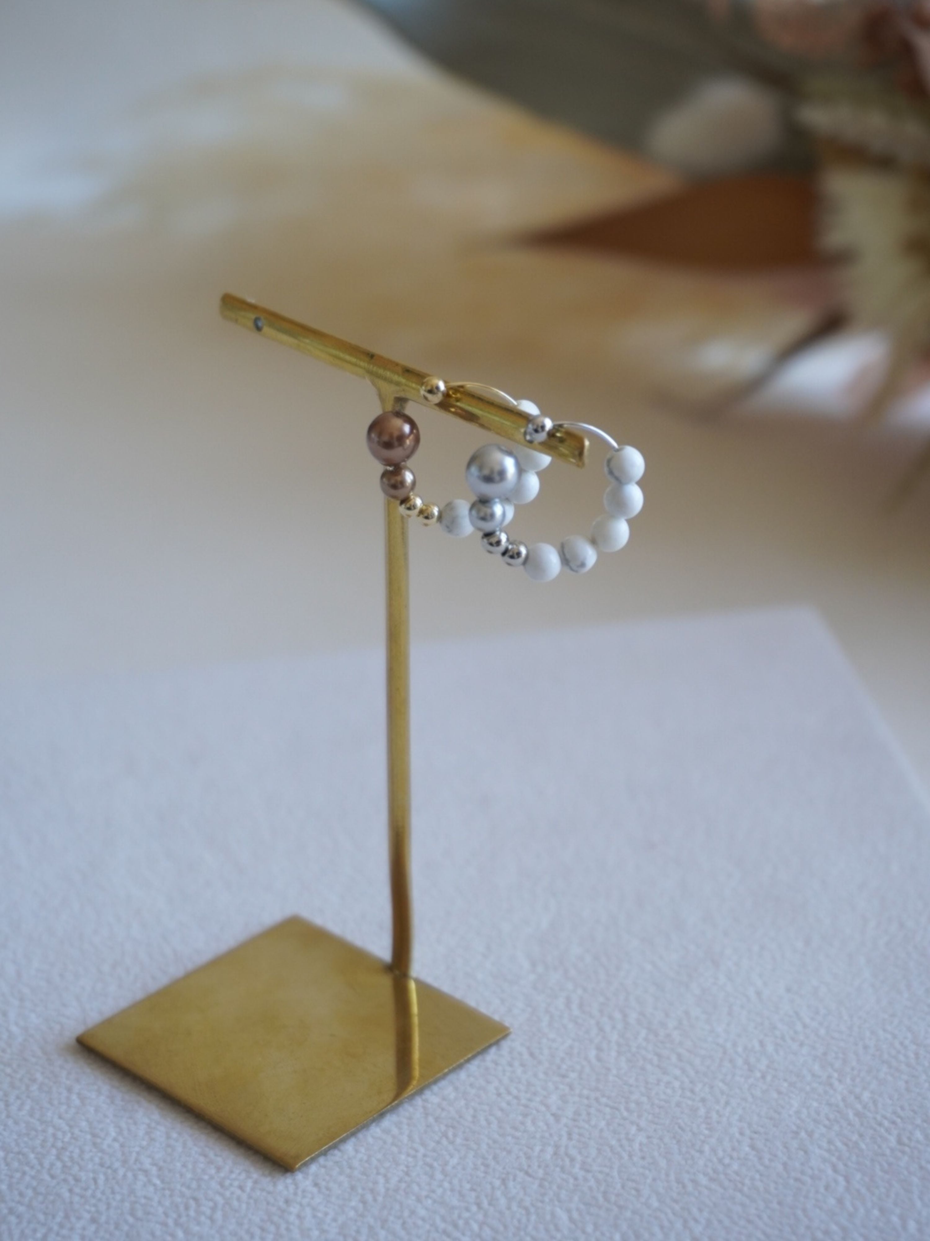 ハウライト × ビーズ イヤーカフ（ゴールド／シルバー）