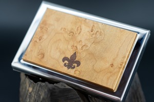 【英女王の愛した銘木】 バーズアイメープル カードケース silver フルールドリス 象嵌