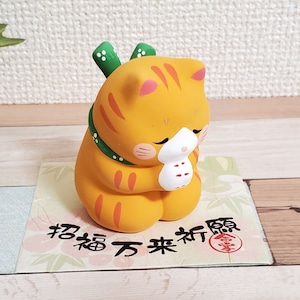 これはかわいい！素焼き陶器の合掌猫(三毛・茶トラ・金)