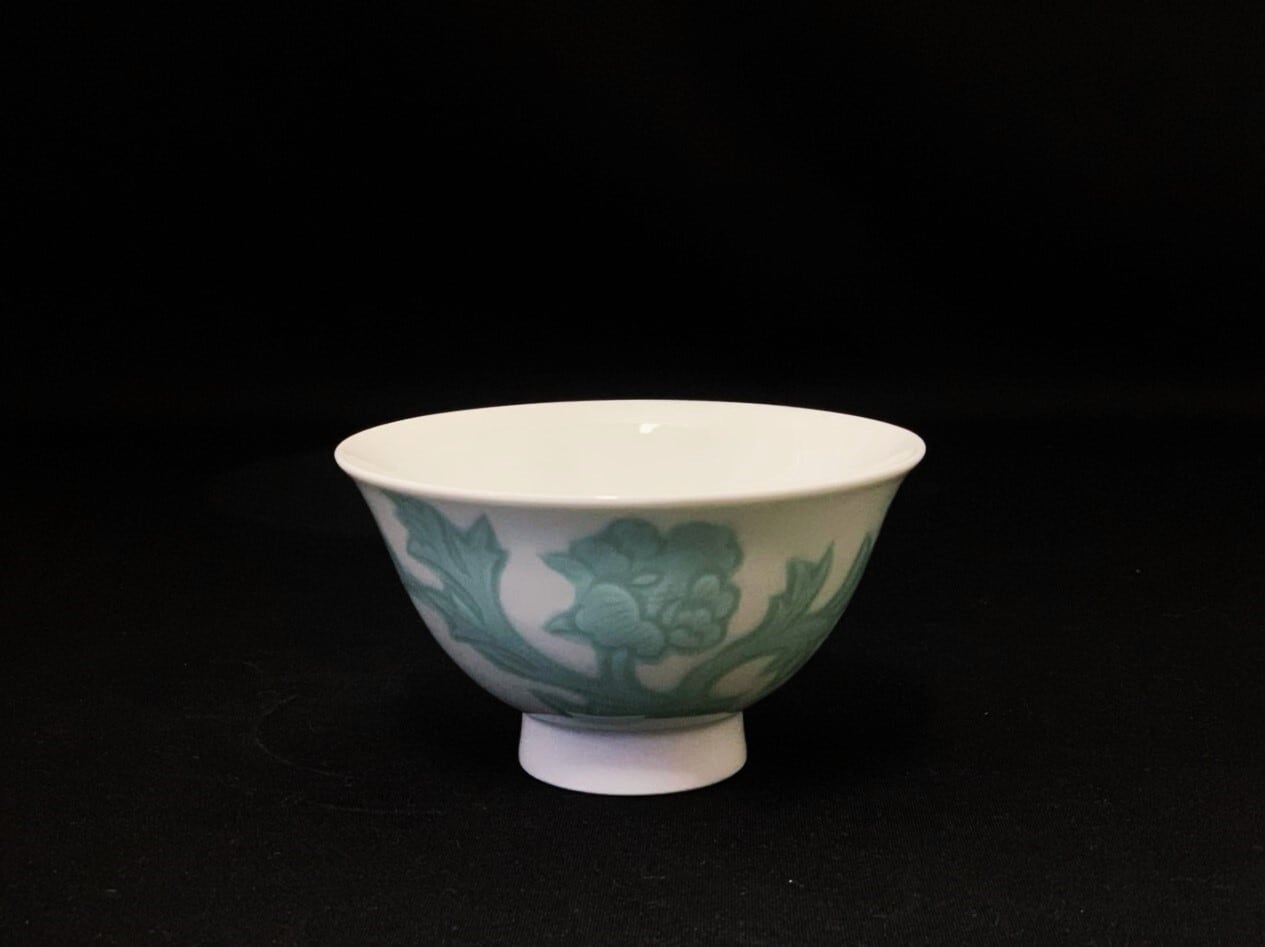井上萬二作】白磁緑釉牡丹彫文飯碗（縁反） | 井上萬二窯 INOUE MANJI KILN