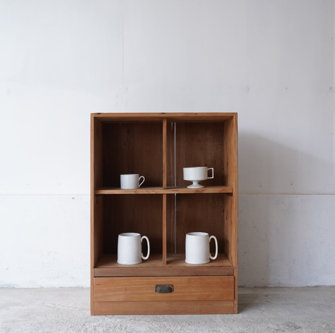 引き出しのついた木製棚
