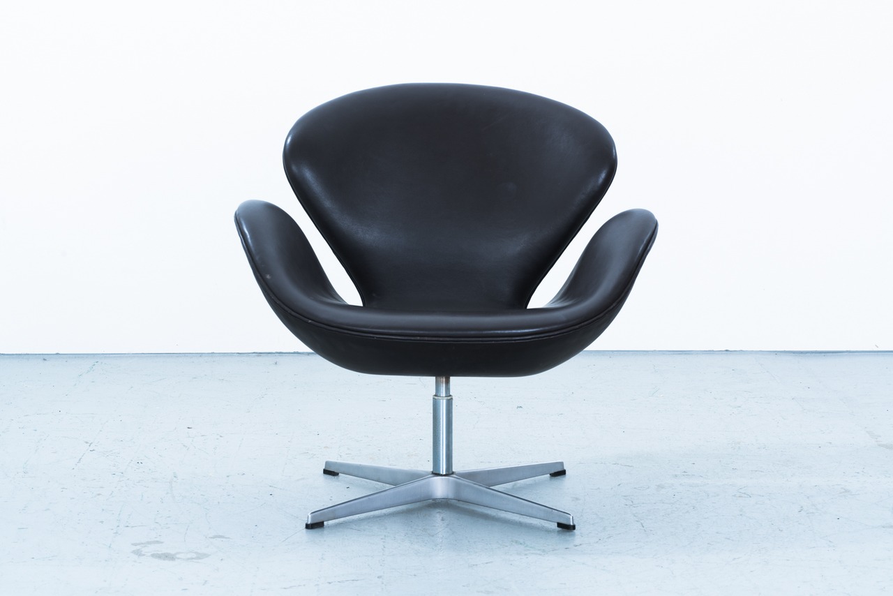 Arne Jacobsen | Swan Chair Model 3320
