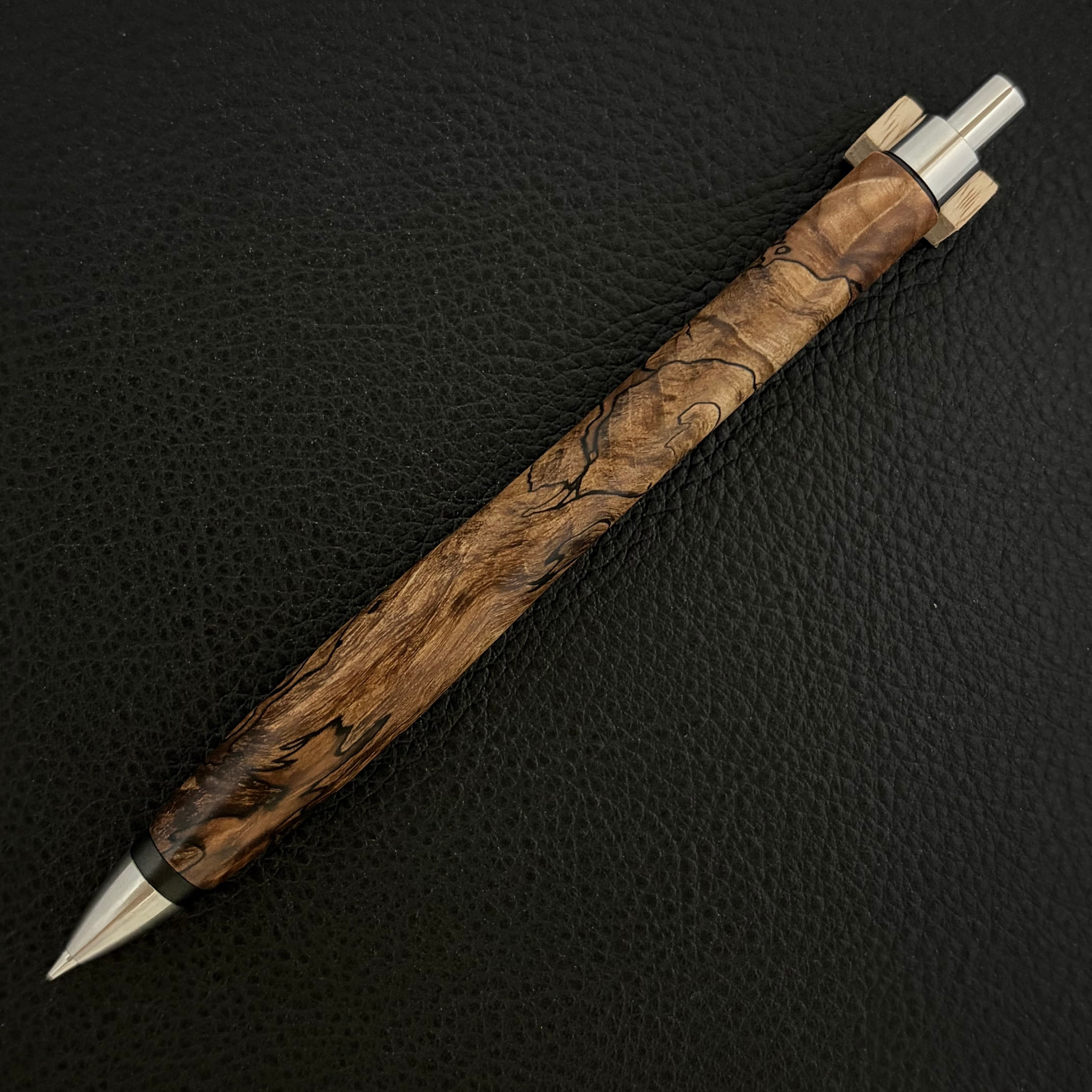 銀杏　金具なし　木軸ペン　ラッカー仕上げ　楽器　スポルテッド　栃　縮杢 スポルテッド栃-ペンシル13㎜】308030706 | 匠衆・朱椿粋