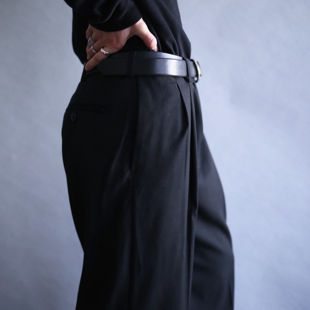 2-tuck tapered silhouette black wide slacks