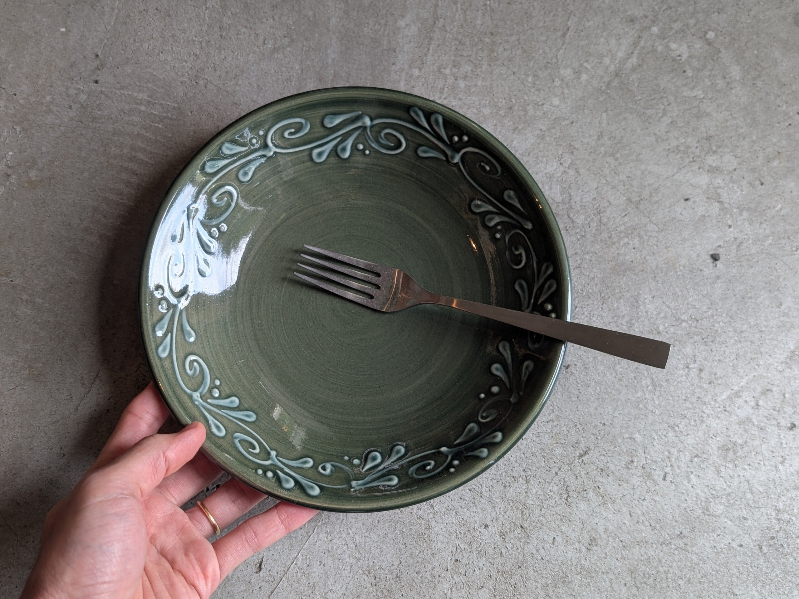 やちむん 皿7寸（イッチン・緑） | 育陶園 | inoya | Basic Life Store