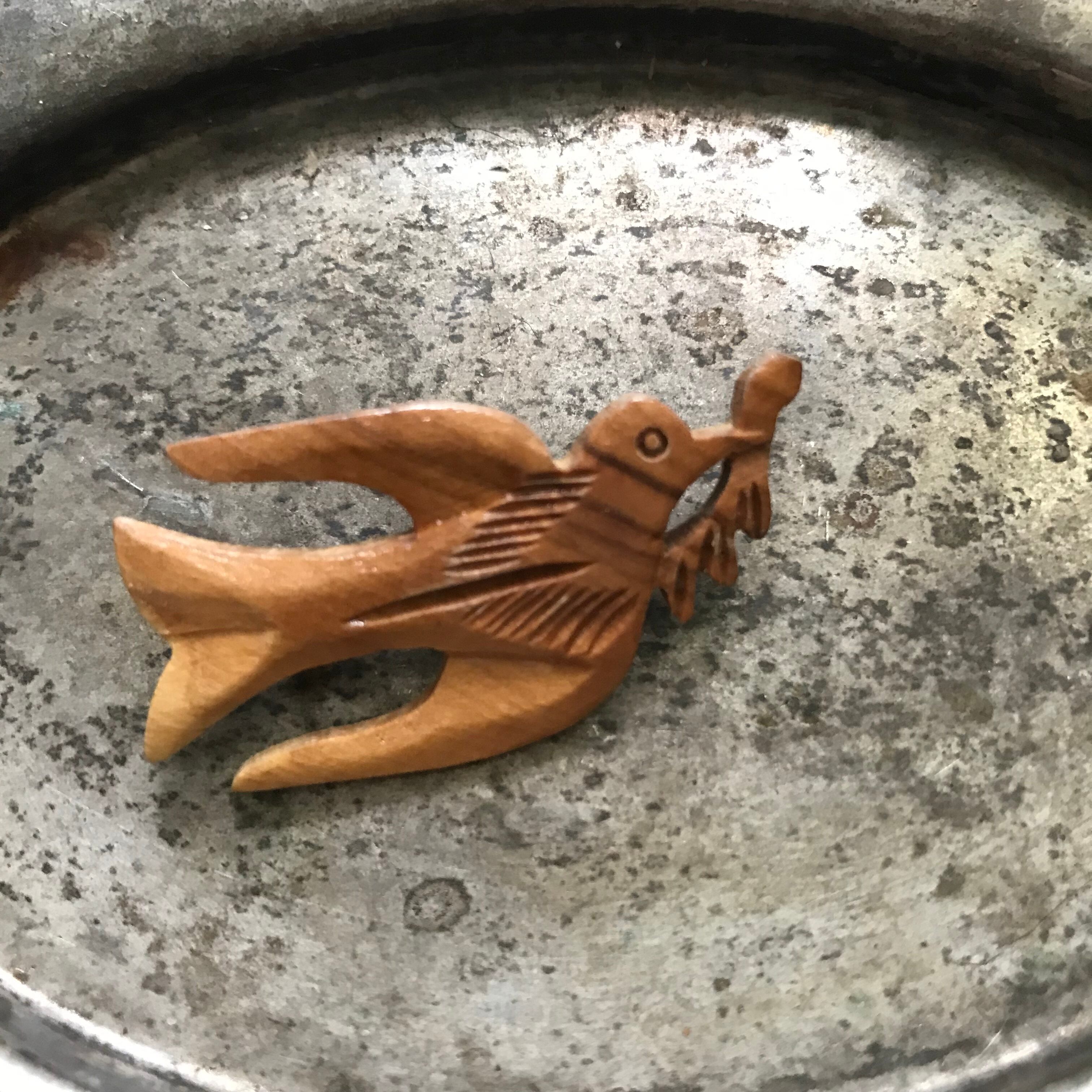 木彫りの鳥のブローチ