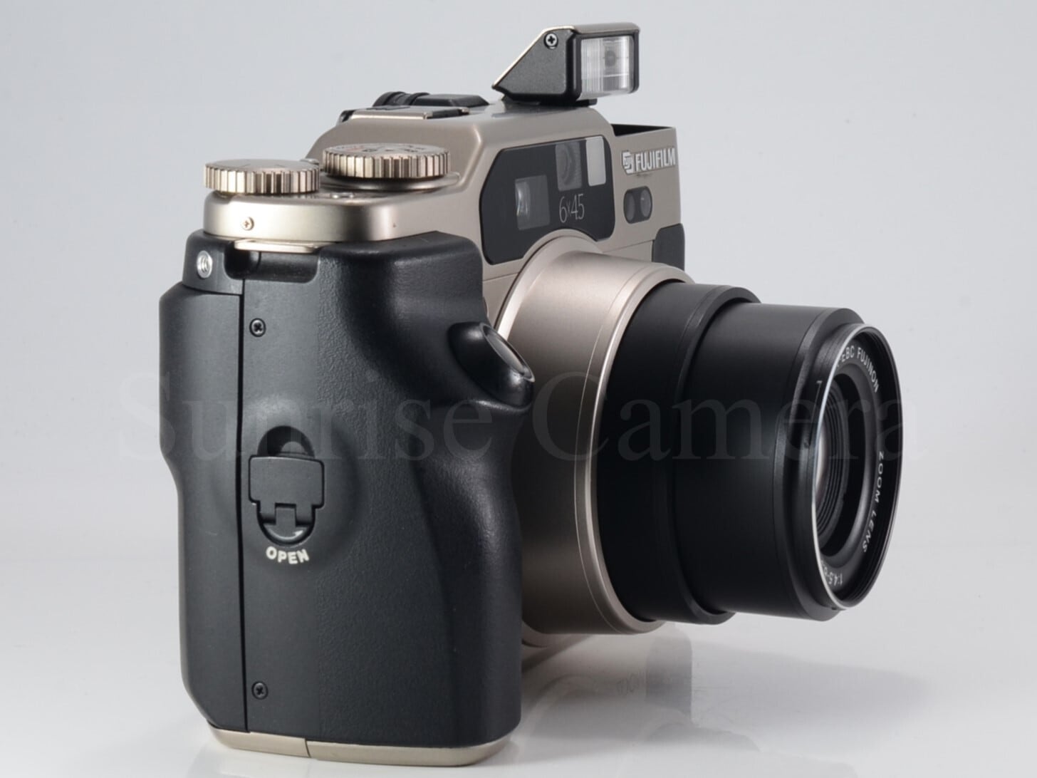 FUJIFILM GA645Zi Professional / SUPER EBC FUJINON 55-90mm F4.5-6.9