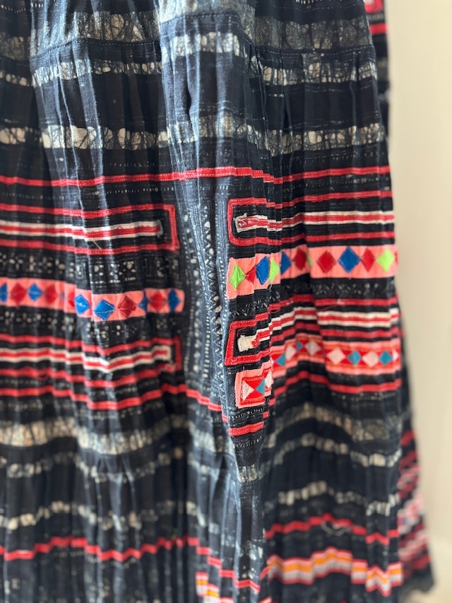 モン族スカート 065 ロング 藍染布 ろうけつバティック アップリケ bamiオリジナルパターン