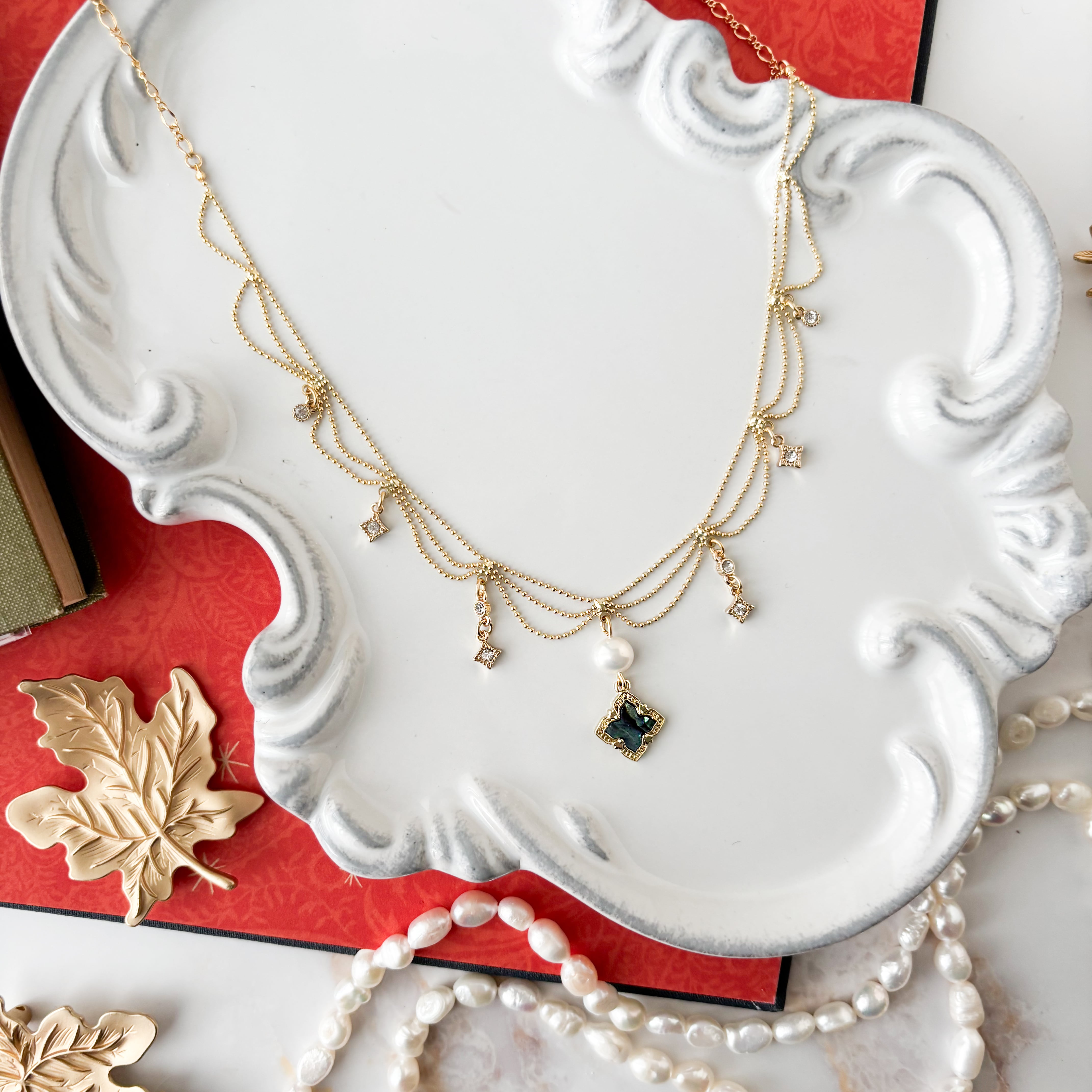 クリスマス限定コレクション】Queen of Holly：淡水パールと貝チャーム