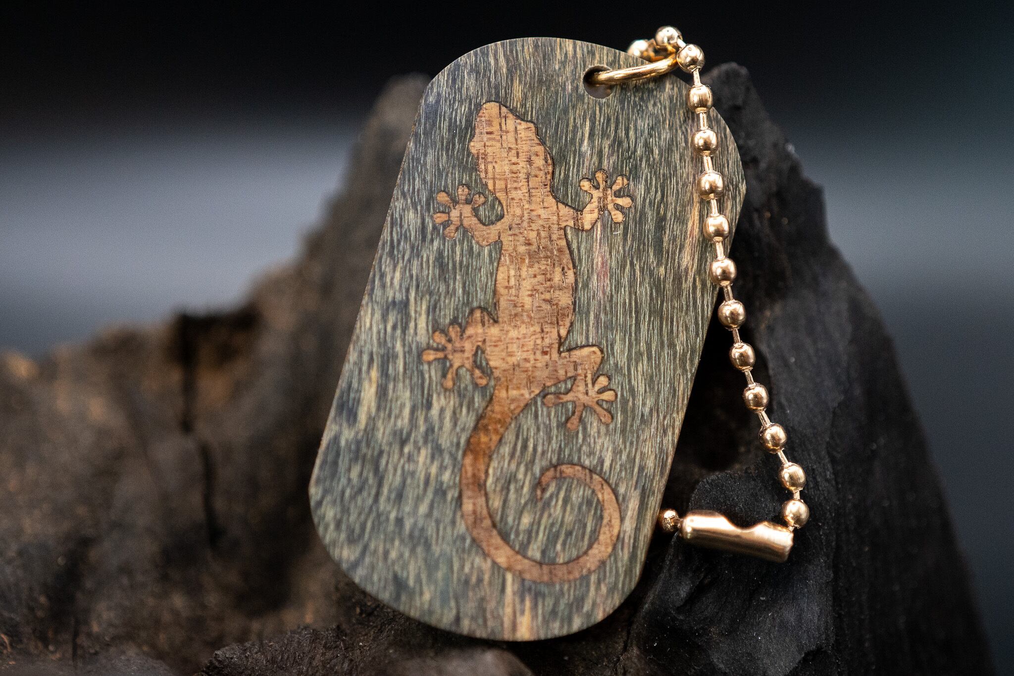 【朧∵彼は誰燃ゆ】 スタビライズウッド 楓 ドッグタグ 象嵌 木登りトカゲ