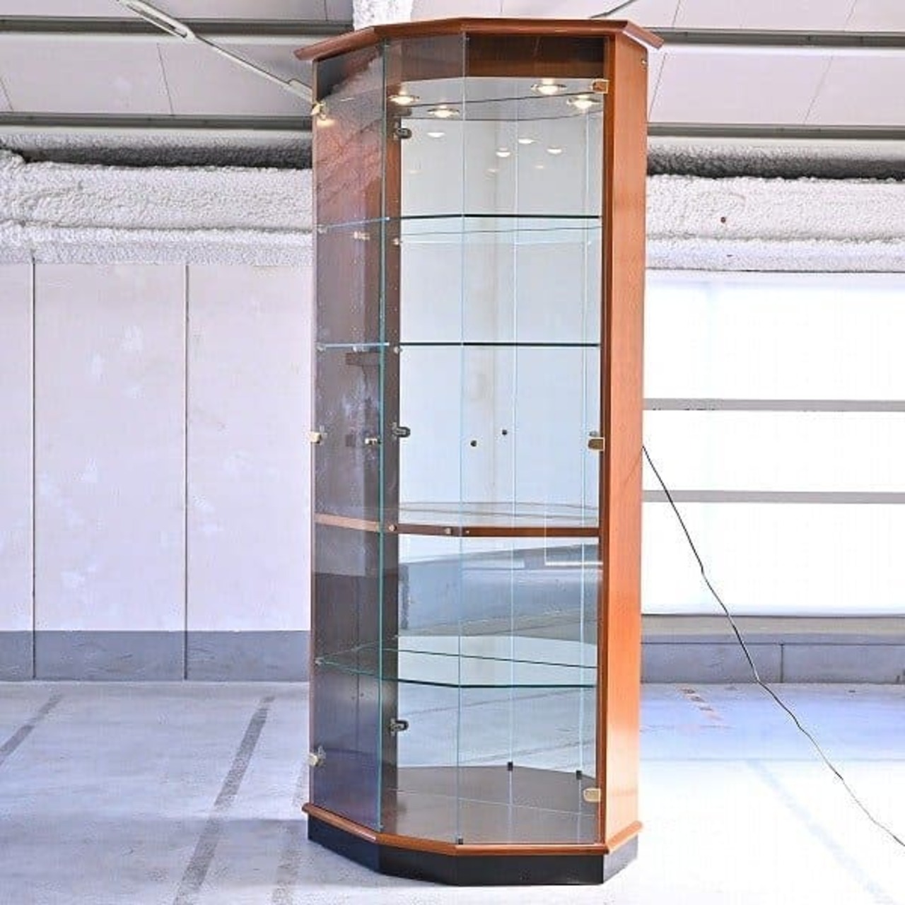 ★カリモク ドマーニ 58万「Forza/フォルザ」キュリオケースa ダニエラ材 照明付き 飾り棚 高級 アールデコ モダン karimoku domani【中古家具/中古インテリア/USED家具ユーズド家具/リサイクル】