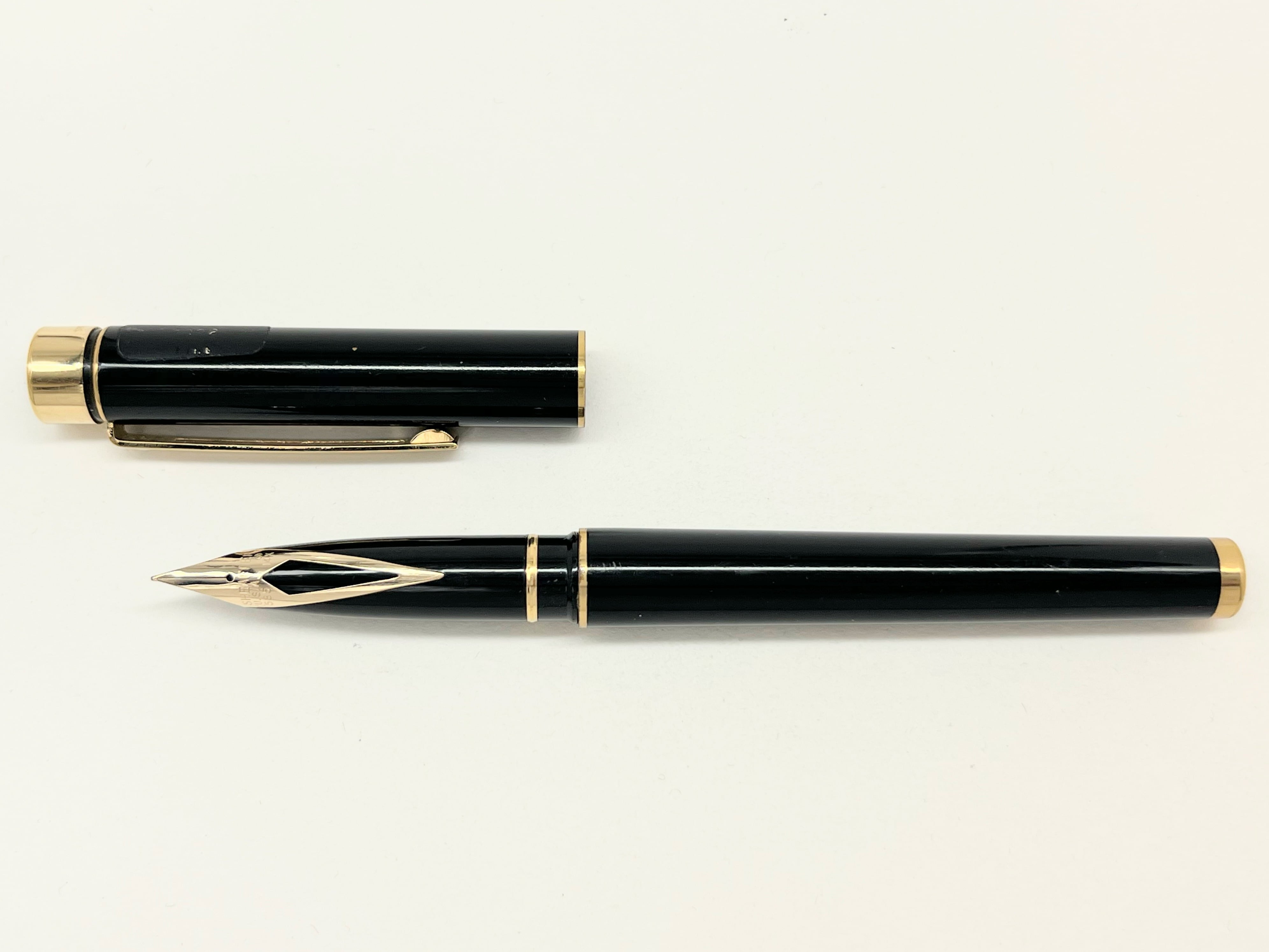 美品 万年筆 ペン先14K シェーファー タルガ SHEAFFER（シェーファー） 万年筆 タルガ 1003 14金ペン先