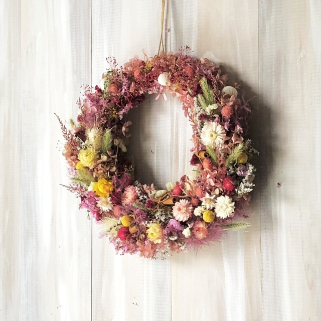 ドライフラワーリース 秋冬色でピンク好きにおすすめのお花たっぷりナチュラルリース Flow 花束やアレンジメントや誕生花 を通信販売でお届け 笑顔を束ねるフローリスト