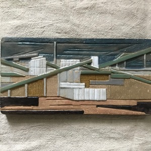 幾何学的な建物の陶板