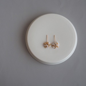 小さなキラキラ耳飾りgold×white