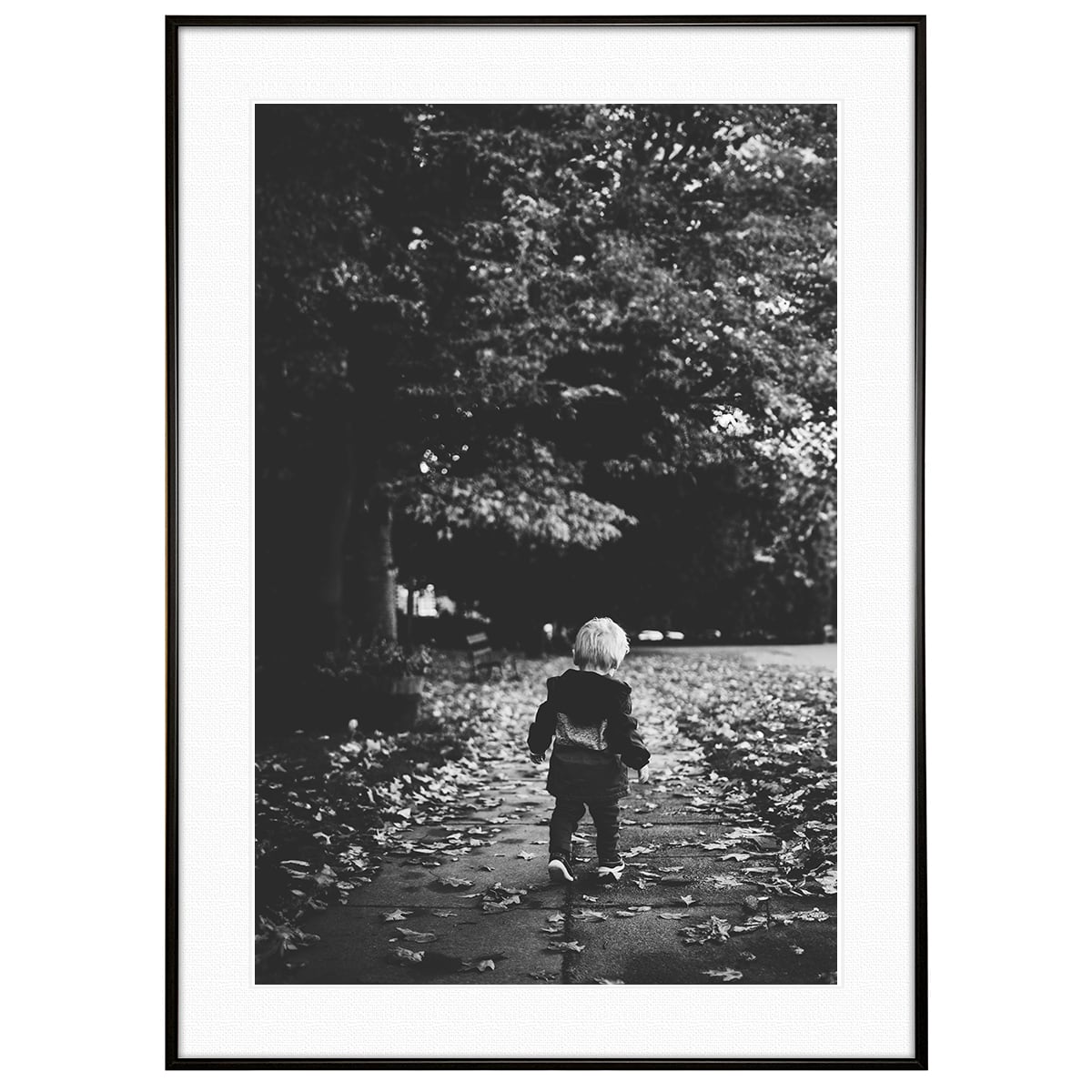 人物の写真 紅葉の公園を歩く子供の後ろ姿 インテリアモノクロアート
