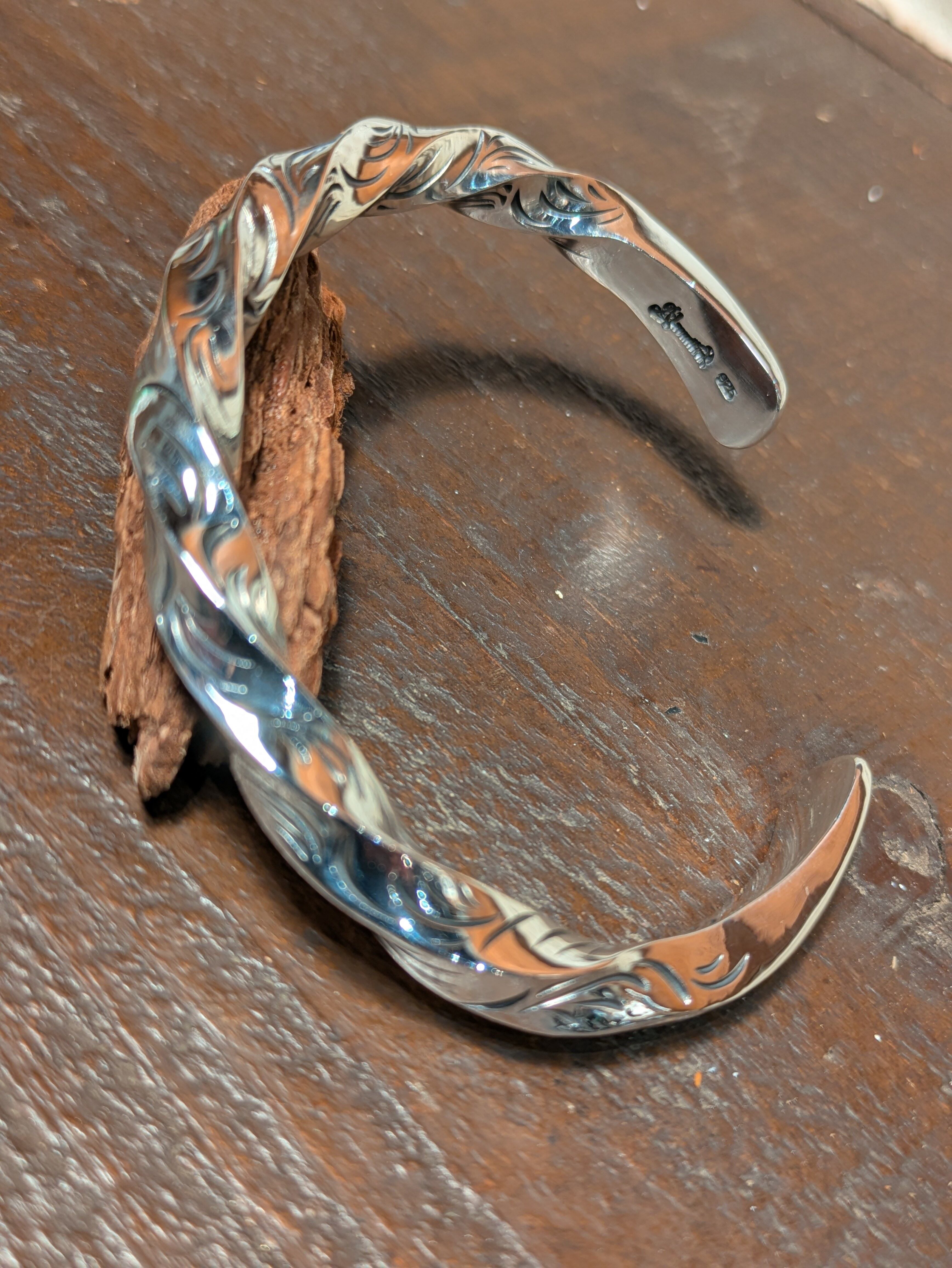 唐草彫りツイストバングル L | 彫金工房アルソミトラ