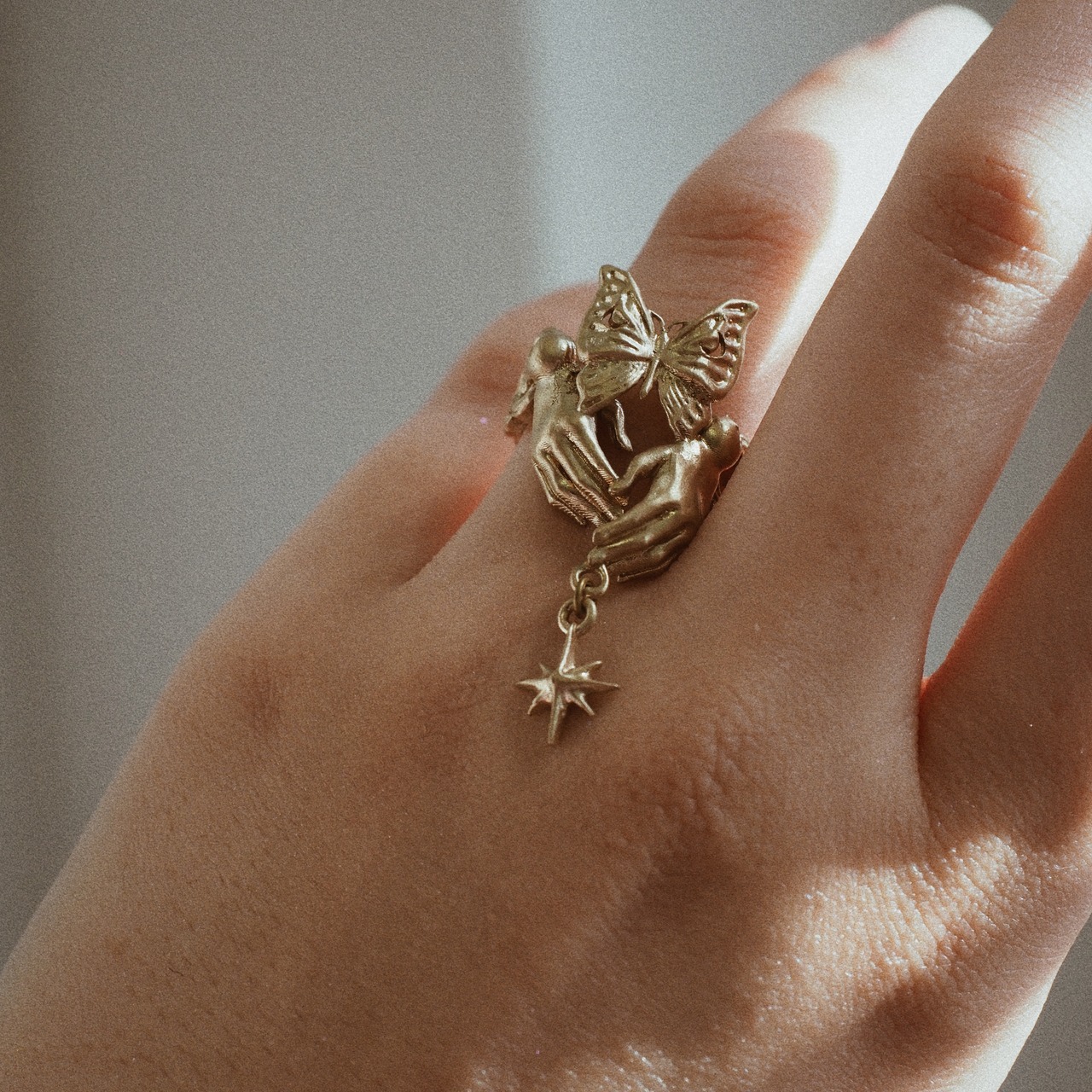 球体関節人形と蝶々のリング　真鍮