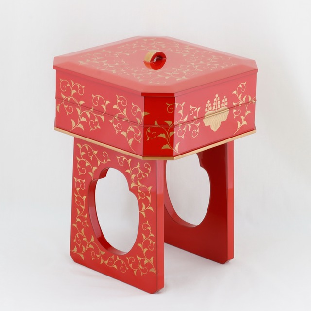 1754  輪島塗　献菓子器／朱塗／唐草蒔絵／五七桐紋