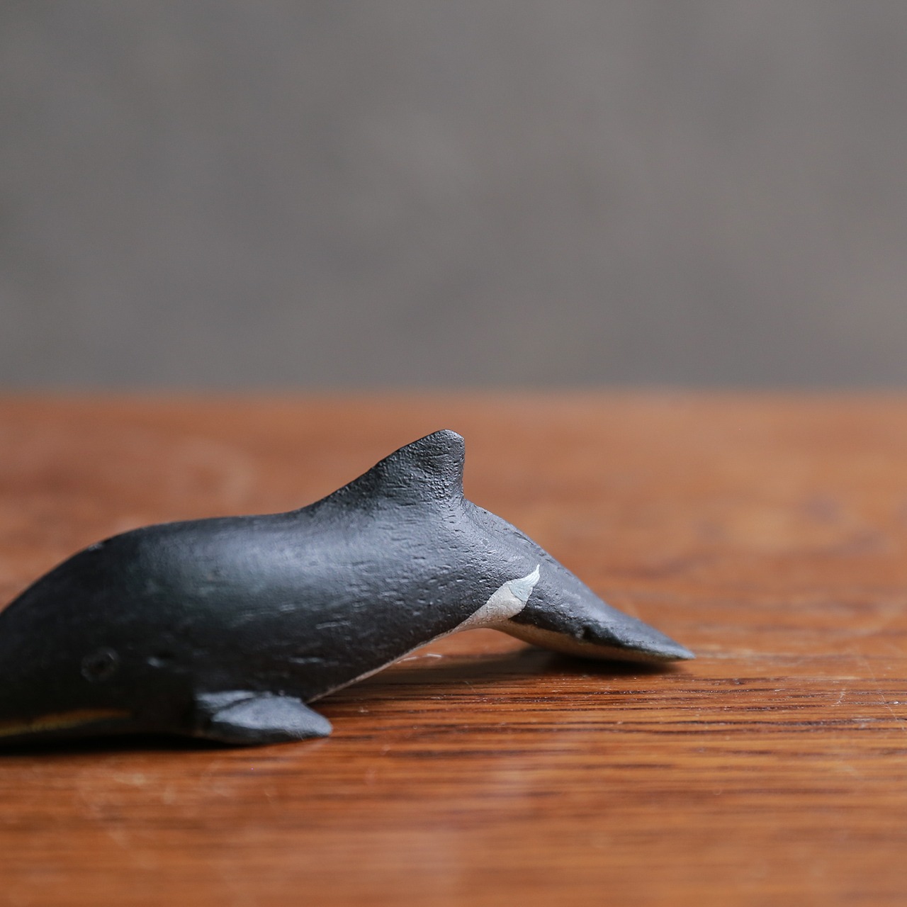 優雅に泳ぐ、ひょうきんなクジラ（小）