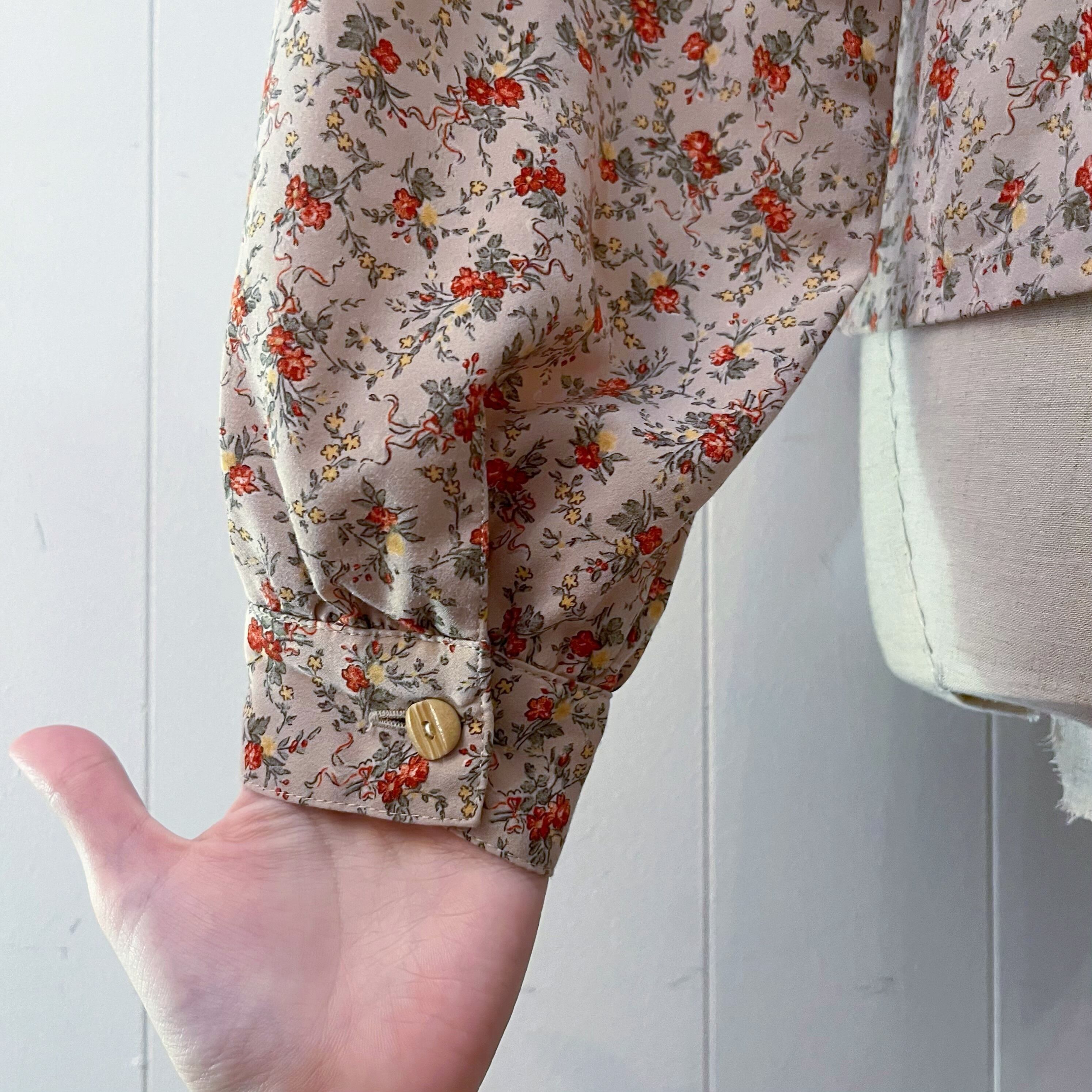 flower wood button blouse