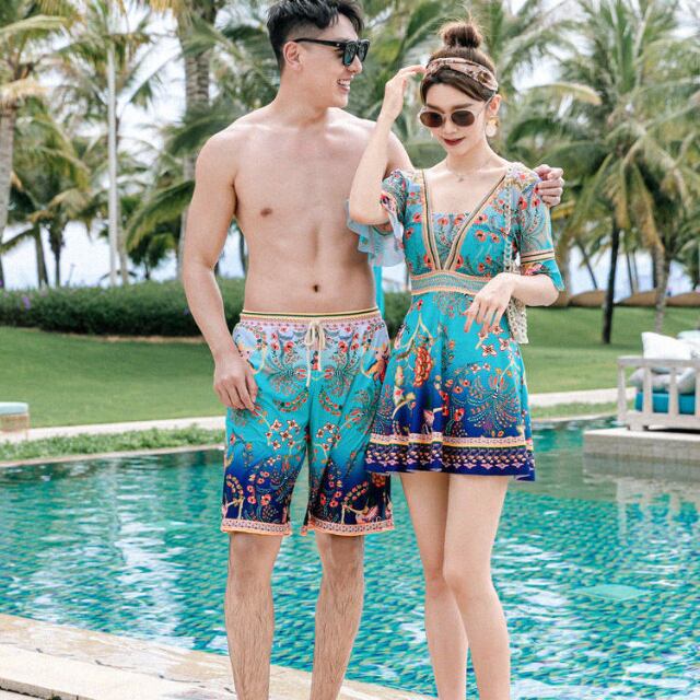 【予約販売】水着 カップル水着 2点セット ペアルック メンズ レディース ブルー グラデーション エスニック柄 フラワー柄 花柄 ワンピース水着 海水パンツ 海パン ペア水着 恋人 おそろい お揃い M/L/XL/2XL/3XL/4XL