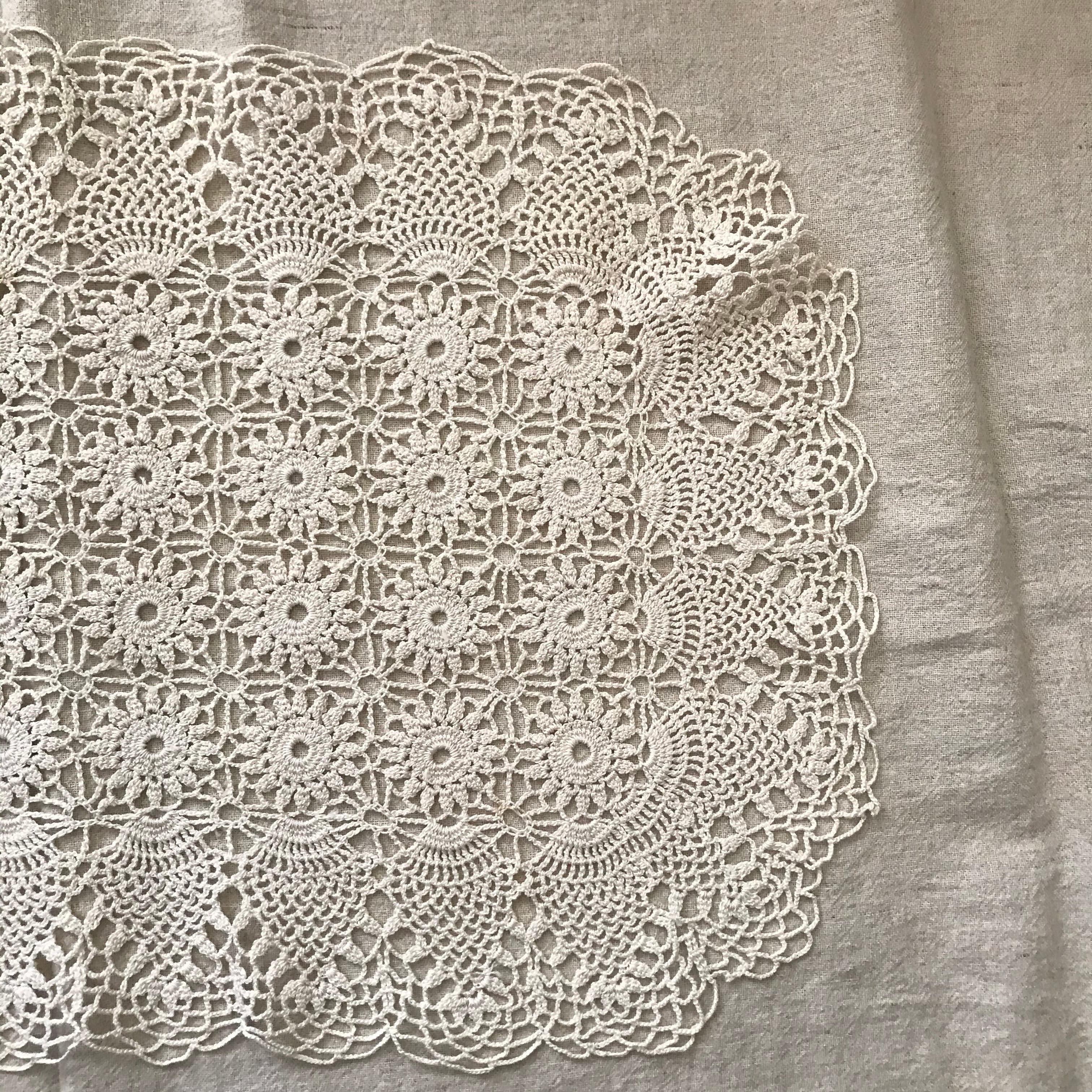 生成色の大きなドイリー