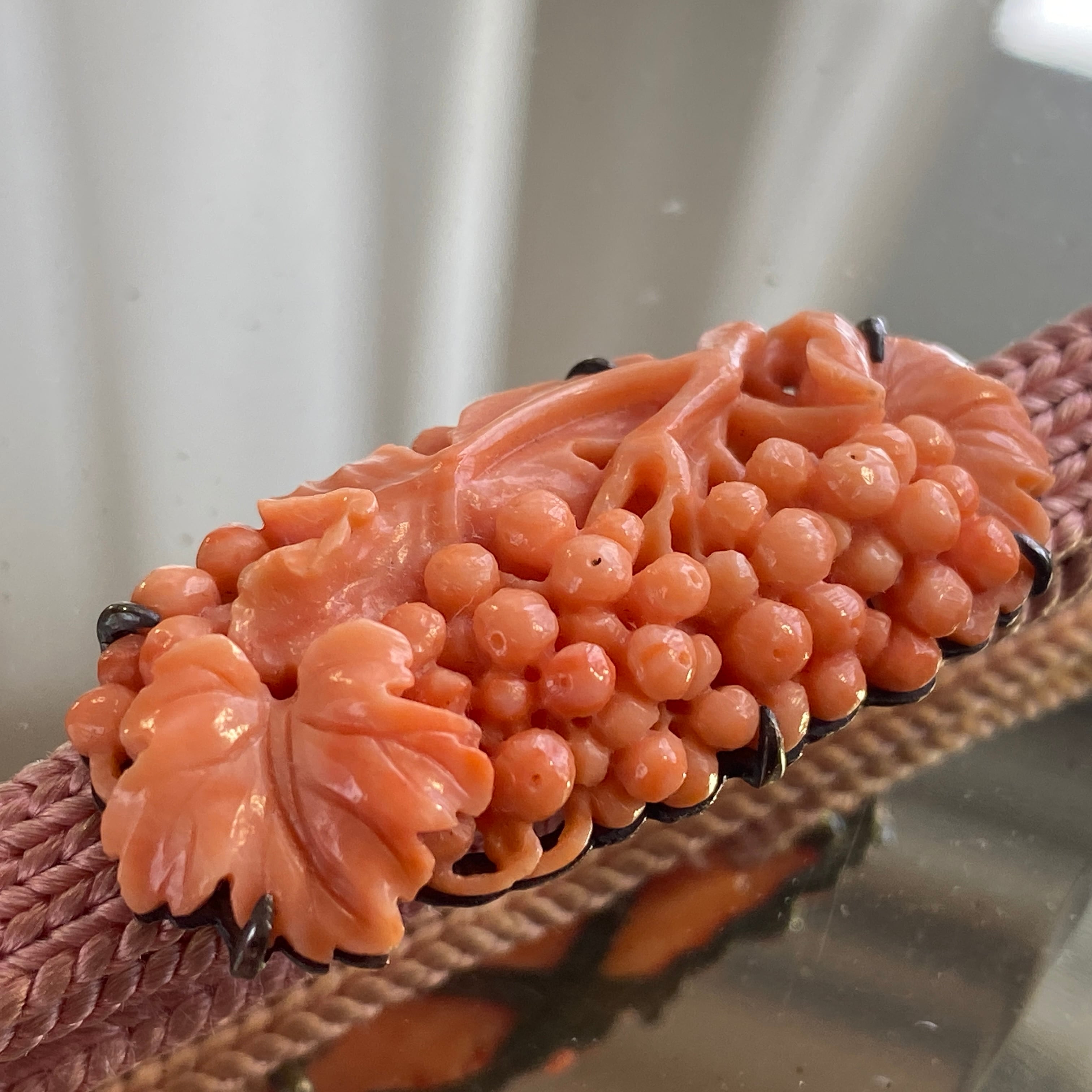 アンティーク　本珊瑚　可憐な葡萄の実の帯留め（時代紐付き）