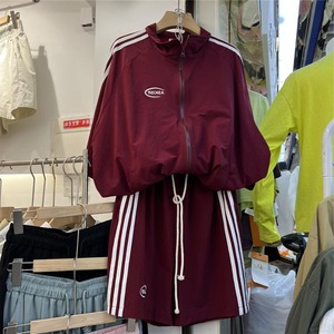 セットアップ ハーフパンツ ジャケット レディース 2点セット 上下セット ツーピース サイドライン ドローストリング トラックジャケット 半袖 五分袖 スポーティー ロゴ ワンポイント ジップ メンズライク ビッグシルエット 襟付き ショートパンツ オシャレ シンプル きちんと感 可愛い キレイめ 上品 モード ハンサム マニッシュ カジュアル 春 夏 秋 冬 デイリー おでかけ 仕事 オンオフ兼用 公園コーデ アウトドア 普段着 スマート 細見え 動きやすい ゆったり 体型カバー ブラック クラレット