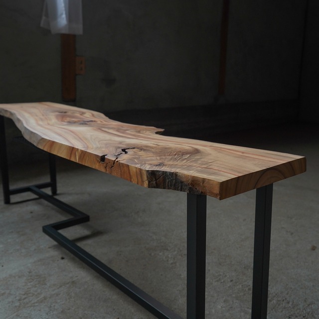 赤いラインが美しい 楠の一枚板　あると嬉しいリモコンラック付き ローテーブル センターテーブル