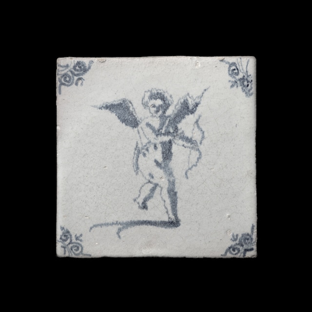 弓を構えた天使像 デルフト陶器 染付タイル, オランダ, 17世紀.