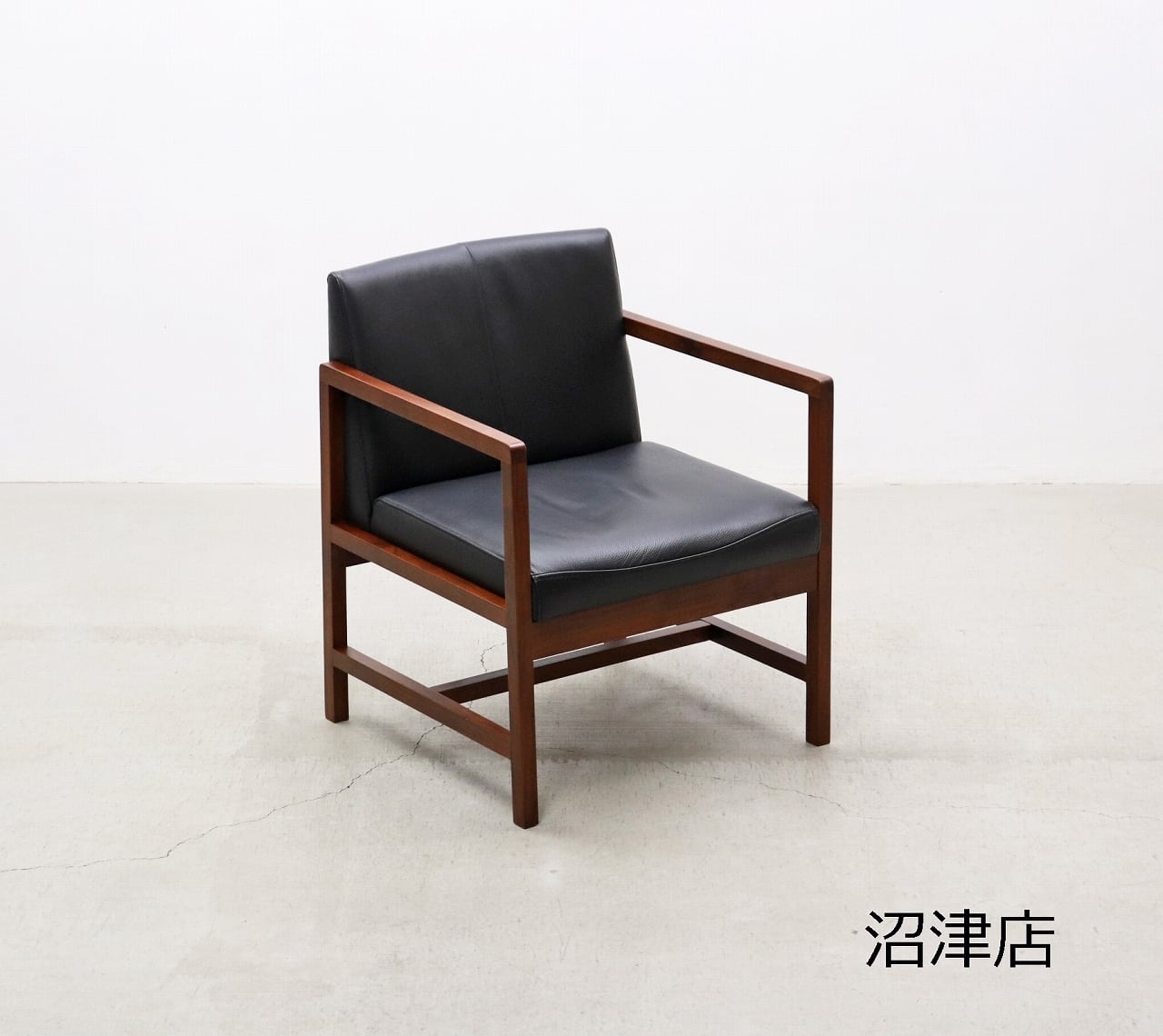ウォールナット アームチェア モダン シギヤマ家具 沼津店】シギヤマ家具 岩倉榮利 city ウォールナット 本革
