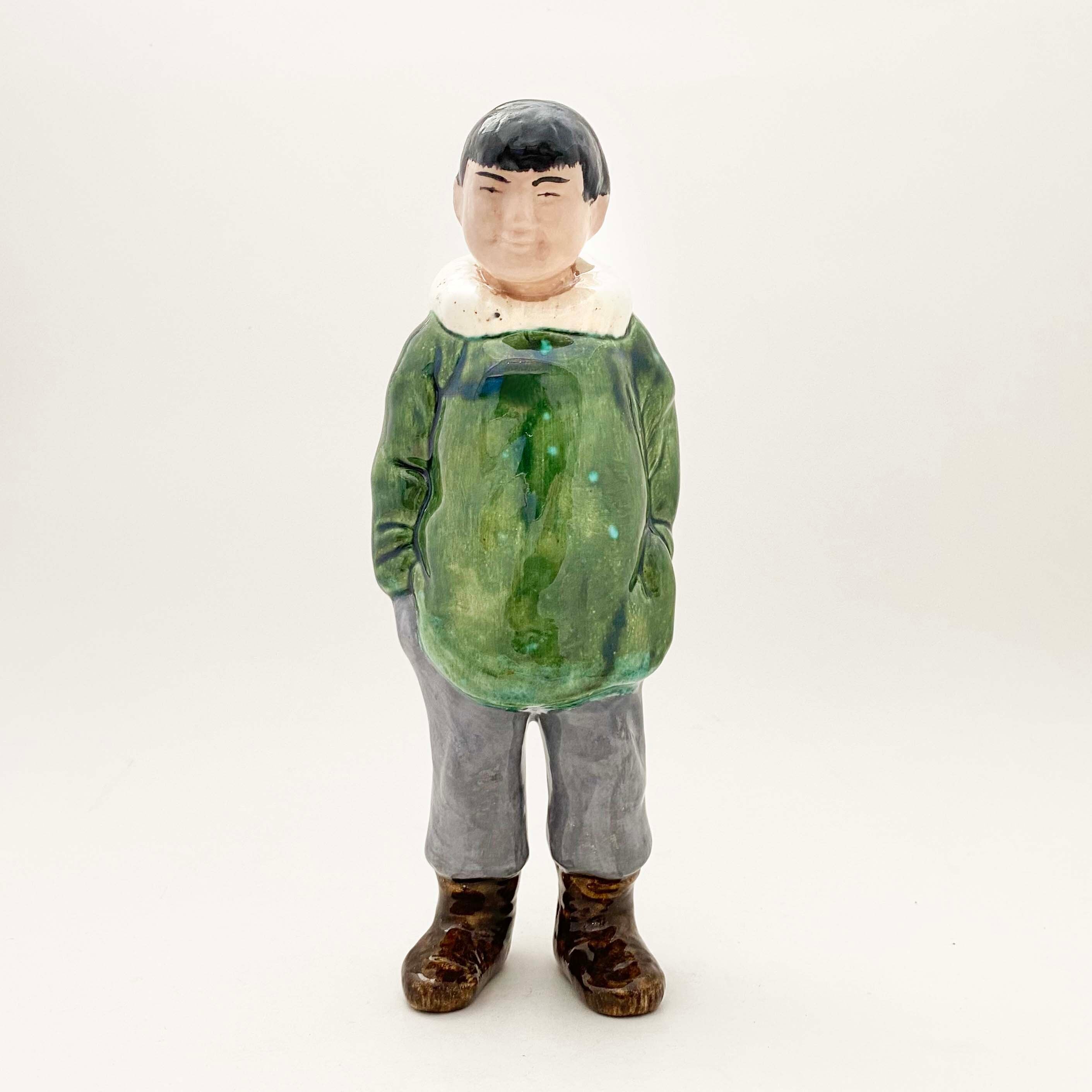 陶器のエスキモーの立像（アラスカ土産）