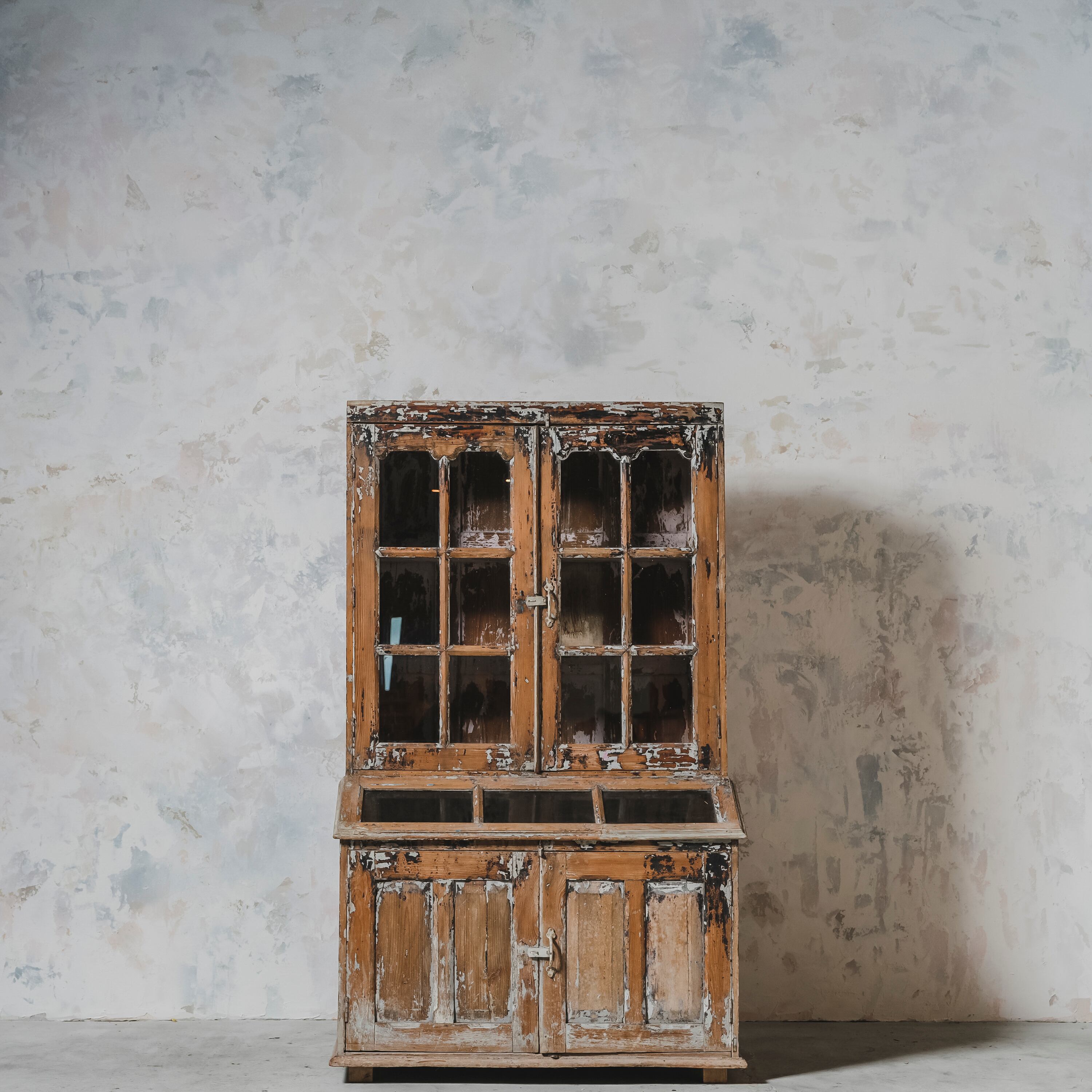 ショーケース/ディスプレイショーケース/ガラスケース/食器棚/カップボード/店舗什器/撮影背景/スタジオ