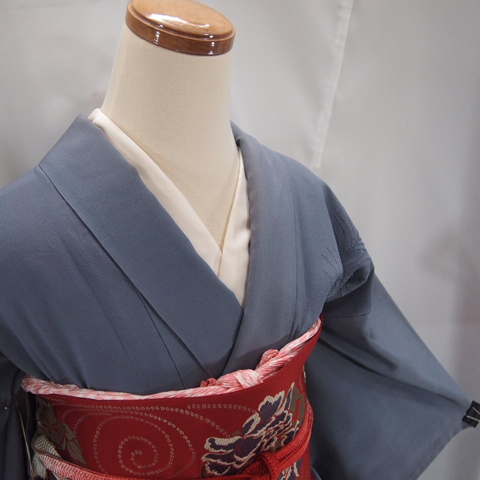 訪問着】熨斗目色に縫い止め孔雀模様の着物 | ひふみ屋 訪問着】熨斗目色に縫い止め孔雀模様の着物 | ひふみ屋
