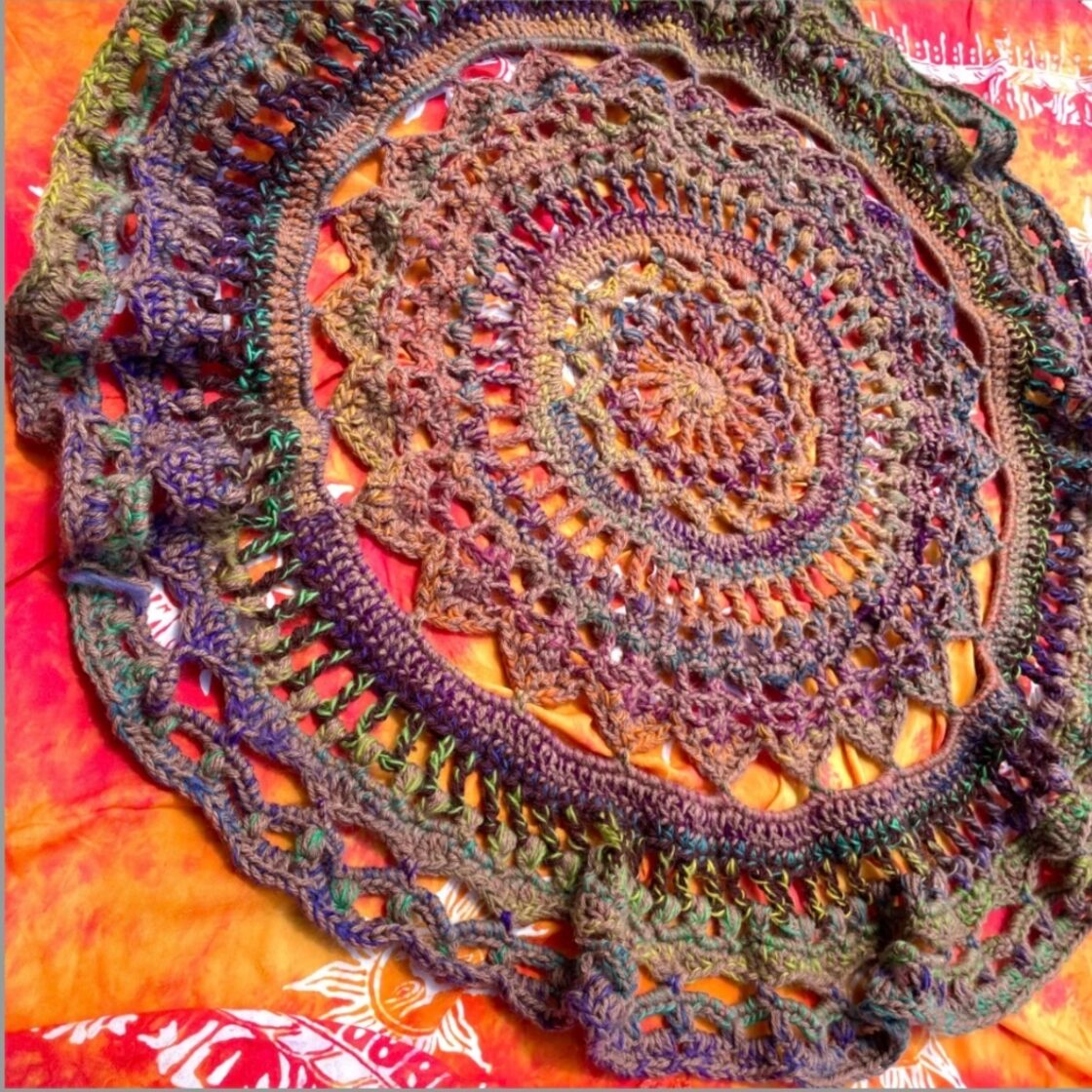 ☆曼荼羅模様のブランケット☆ハンドメイド ウール100％ かぎ針編み 表さ