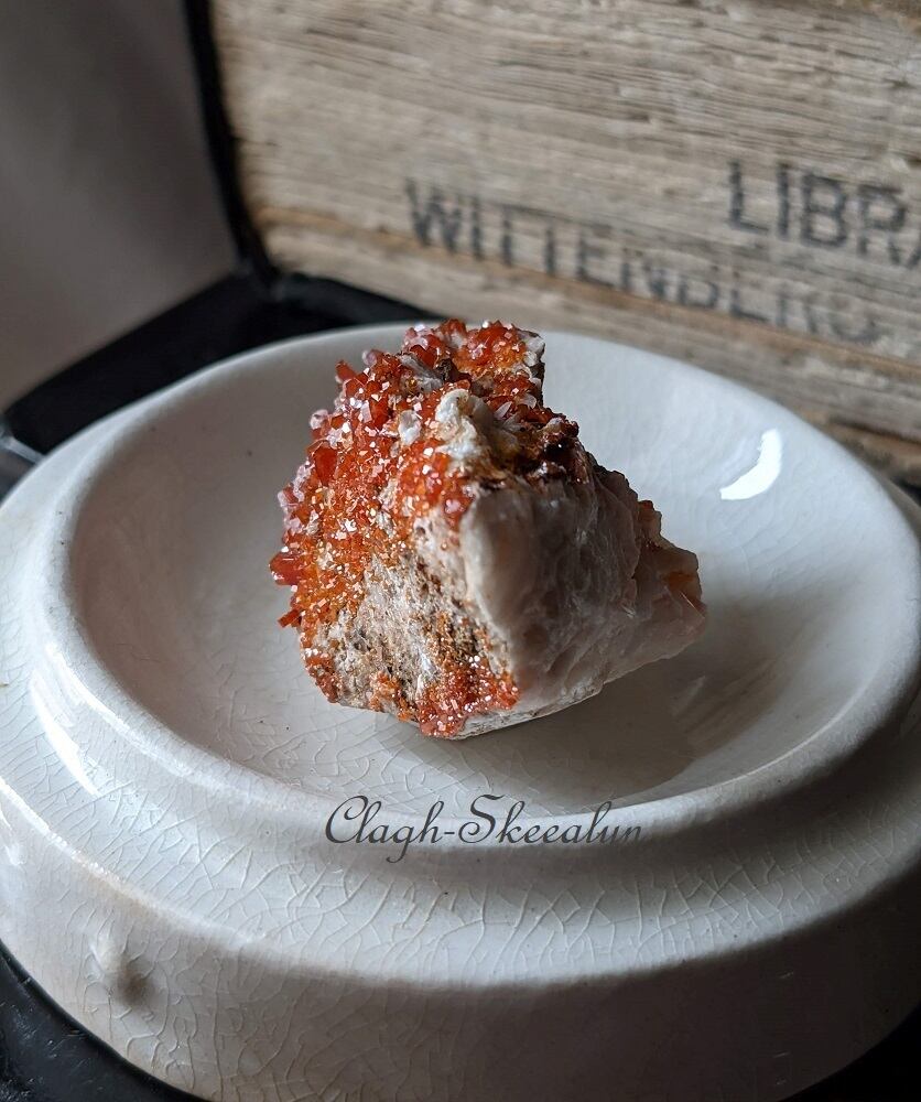 バナジナイト（ヴァナディナイト）原石 ｜Vanadinite ｜モロッコ産