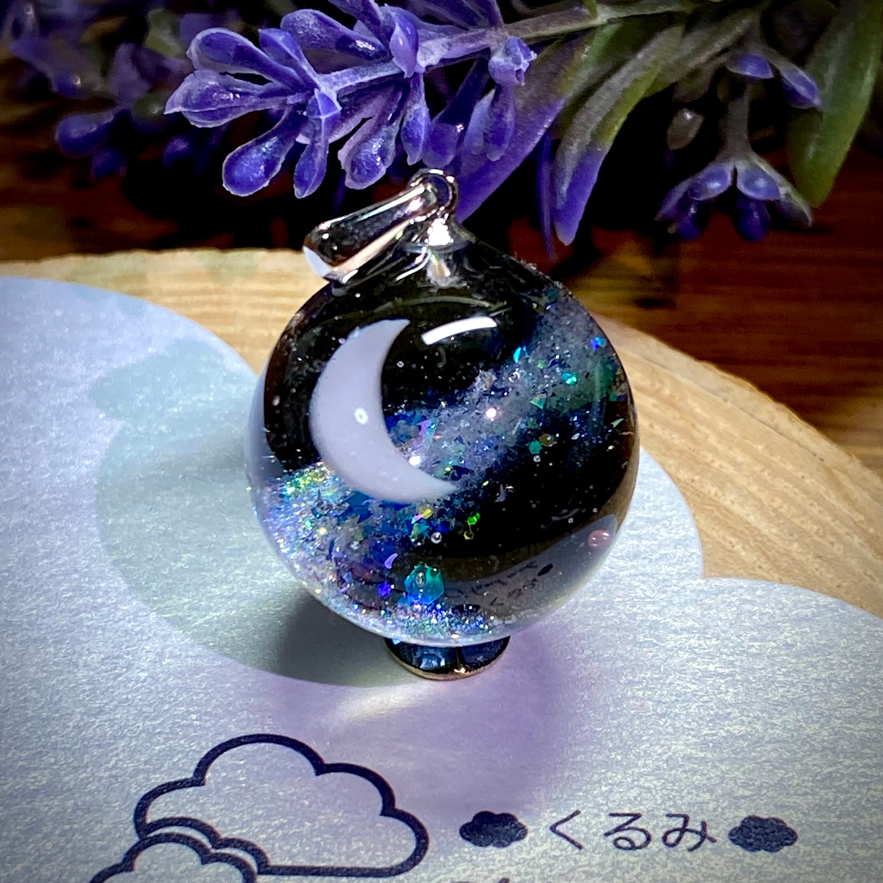 宇宙レジンペンダント 三日月と天の川 まん丸 20mm