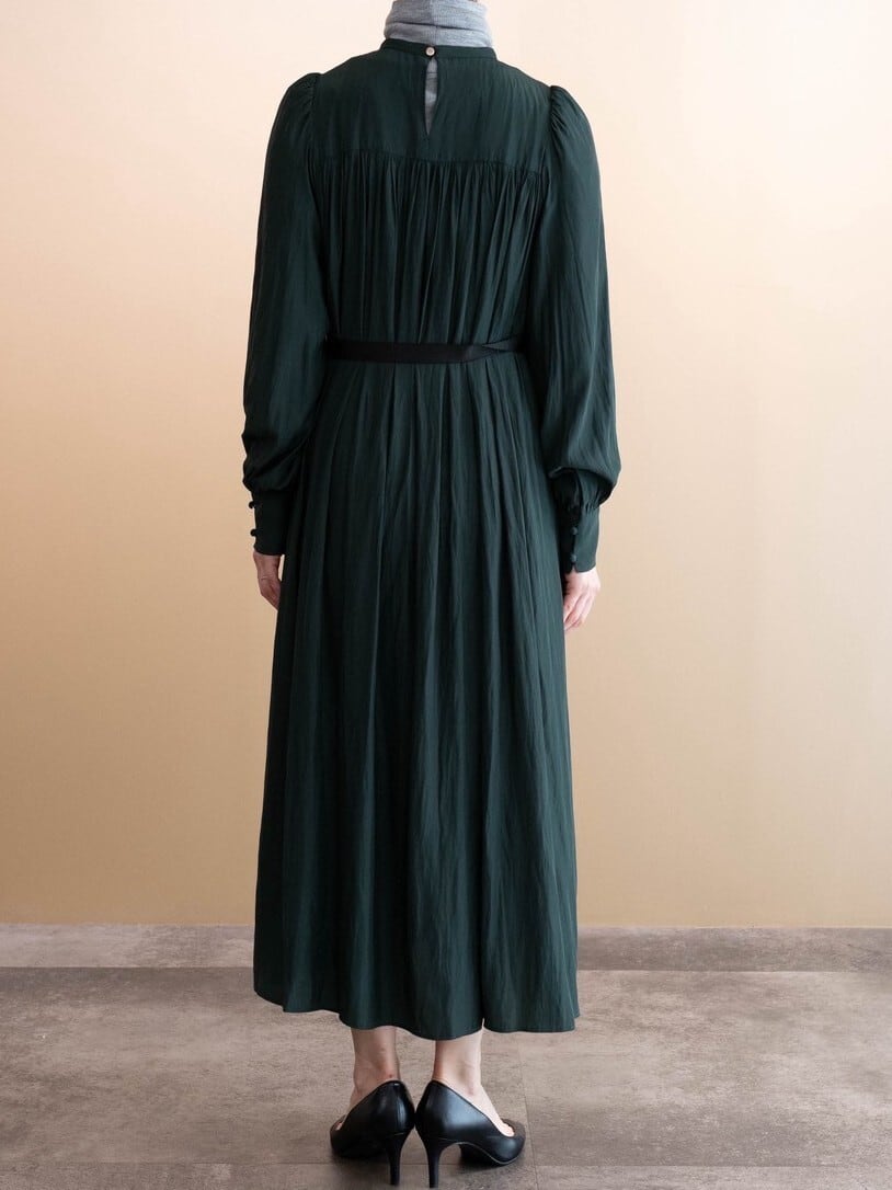 サテンギャザーワンピース(ダークグリーン) | IKITSUKE