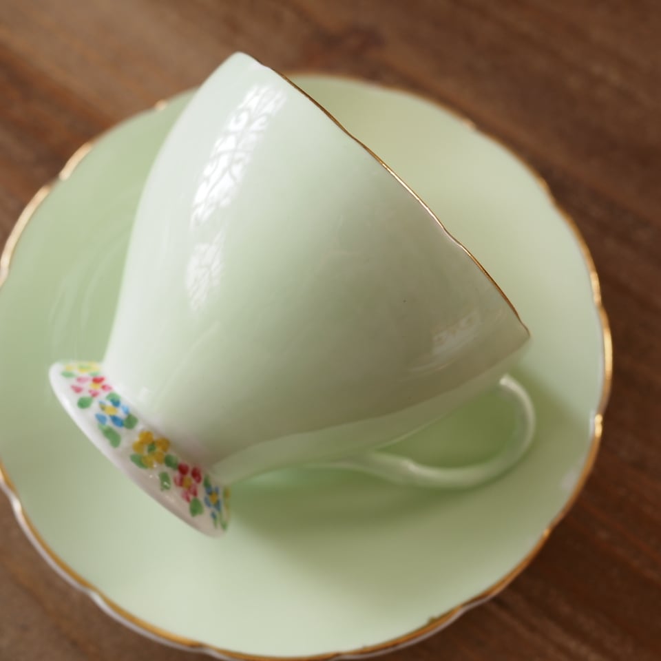 訳あり 英国フォリーFOLEY グリーンと可愛らしい高台が魅力のカップ