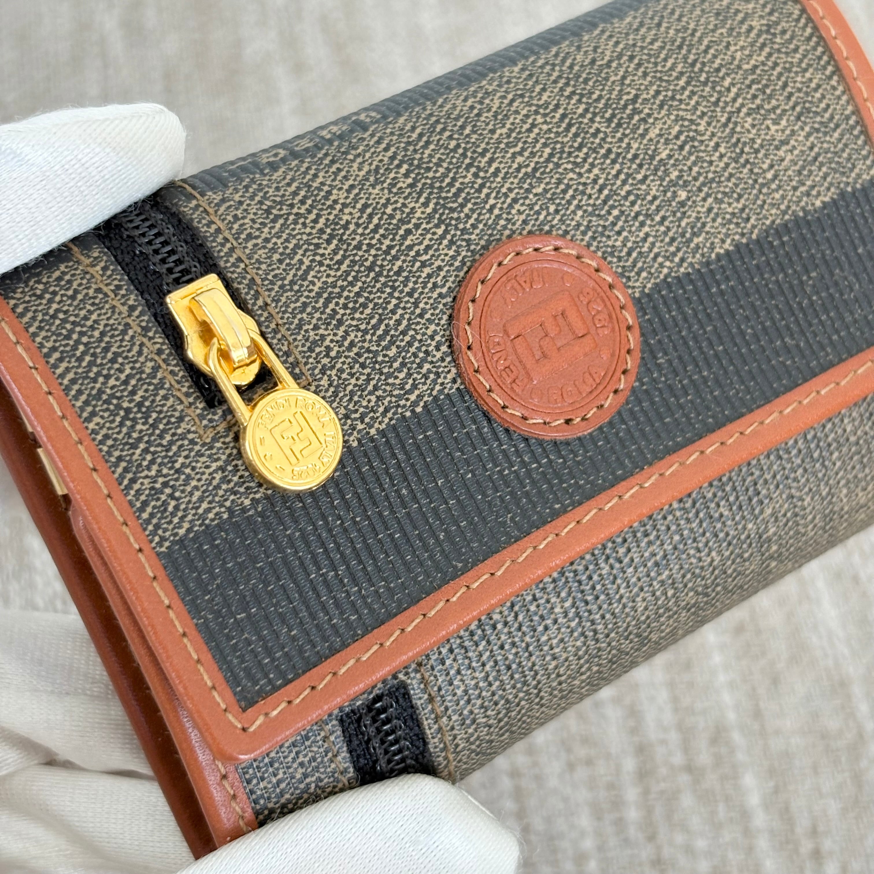 【FENDI】レザーキーケース 極美品】FENDI フェンディ ペカン柄 PVCxレザー8連キーケース 鍵入れ