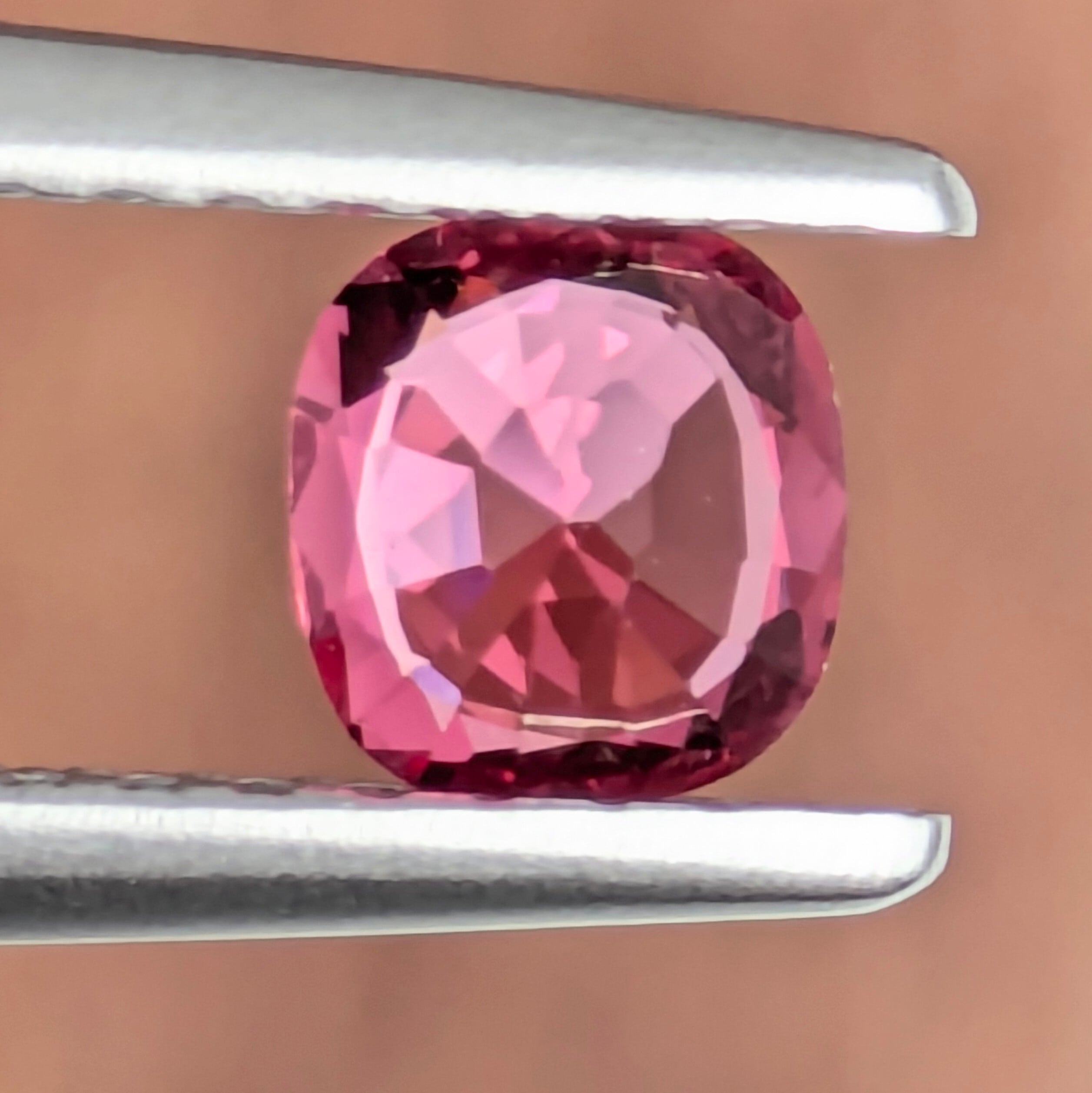 ホットピンクスピネルルース ミャンマー・モゴック産【0.40ct
